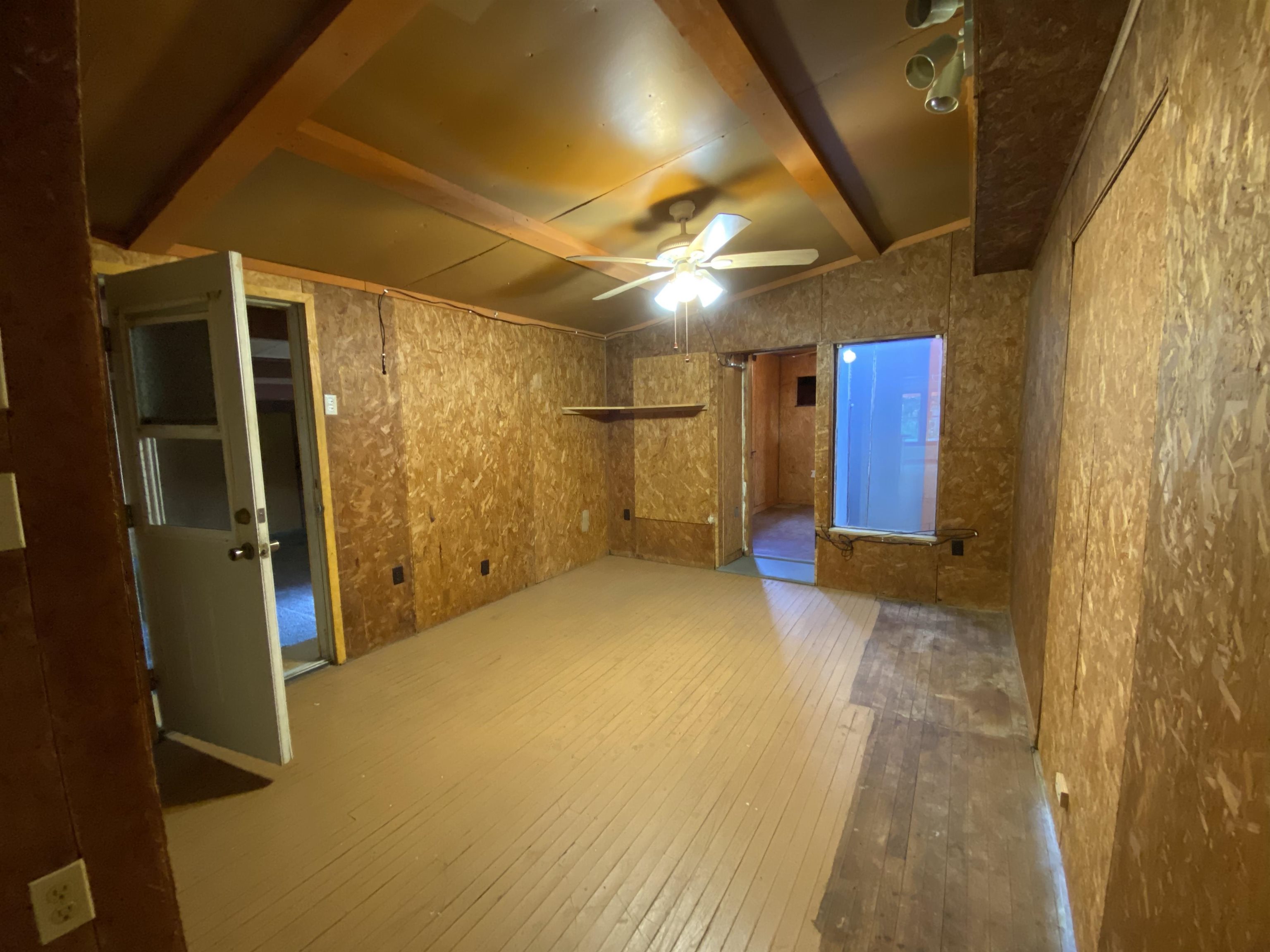 1112 Holcomb Street Property Photo 9