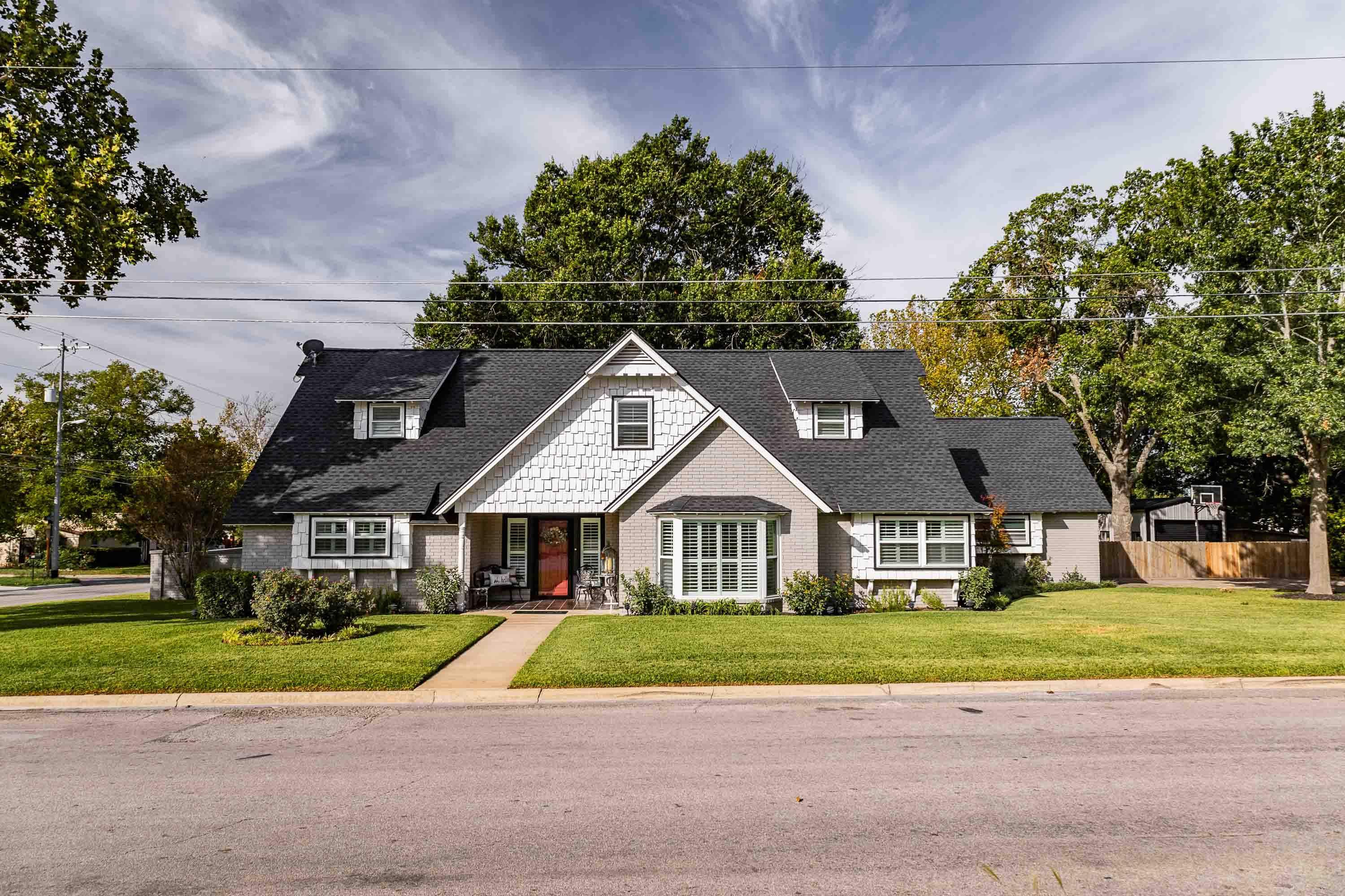 700 N Hill Street Property Photo 1