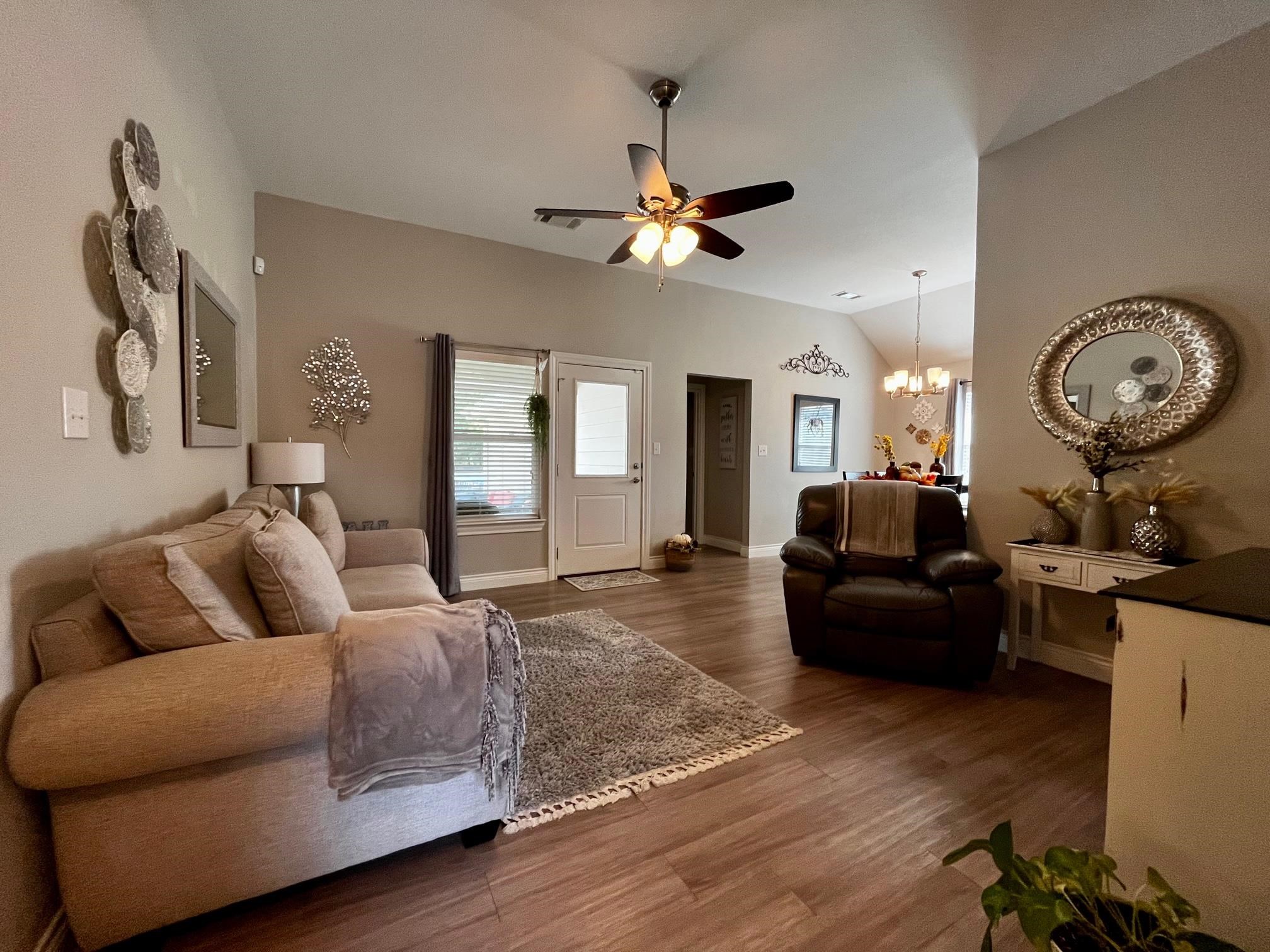 207 E Brier Property Photo 4