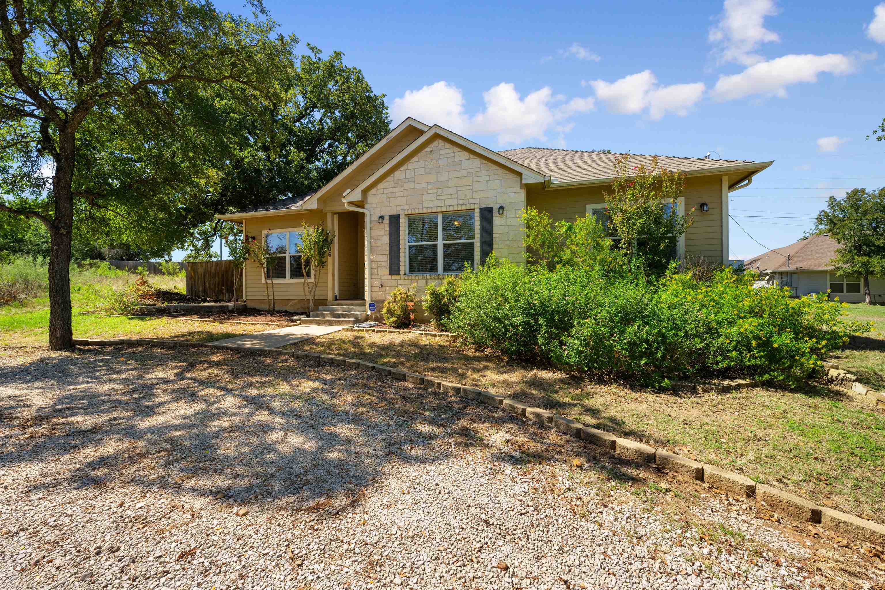 806 Pine Lane Property Photo 1