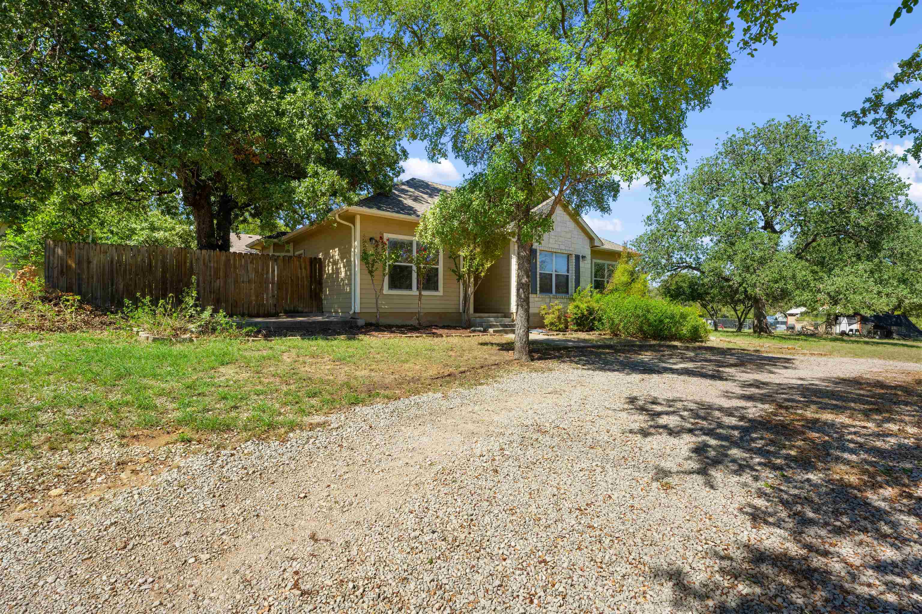 806 Pine Lane Property Photo 3