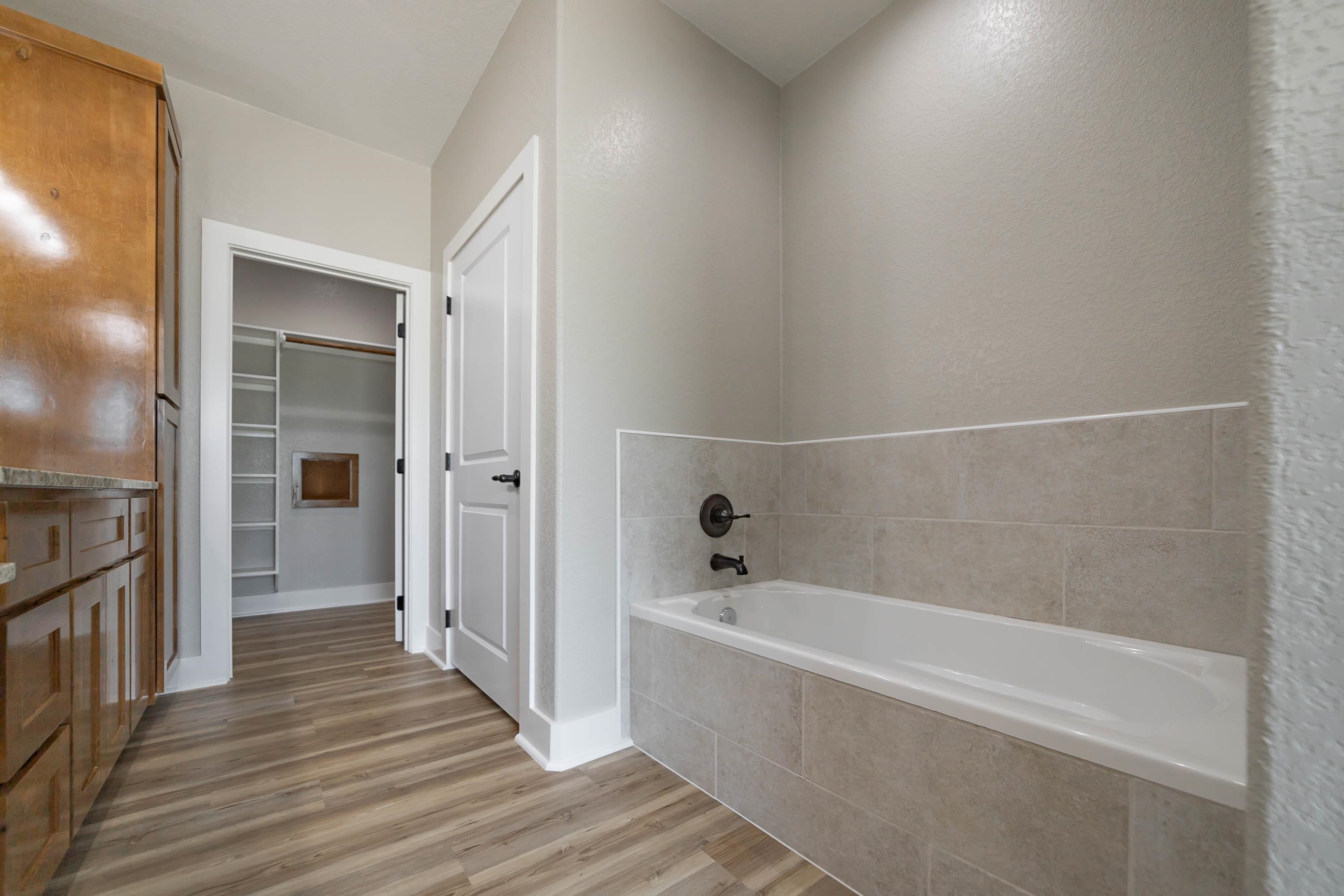 214 Oak Grove Parkway Property Photo 16
