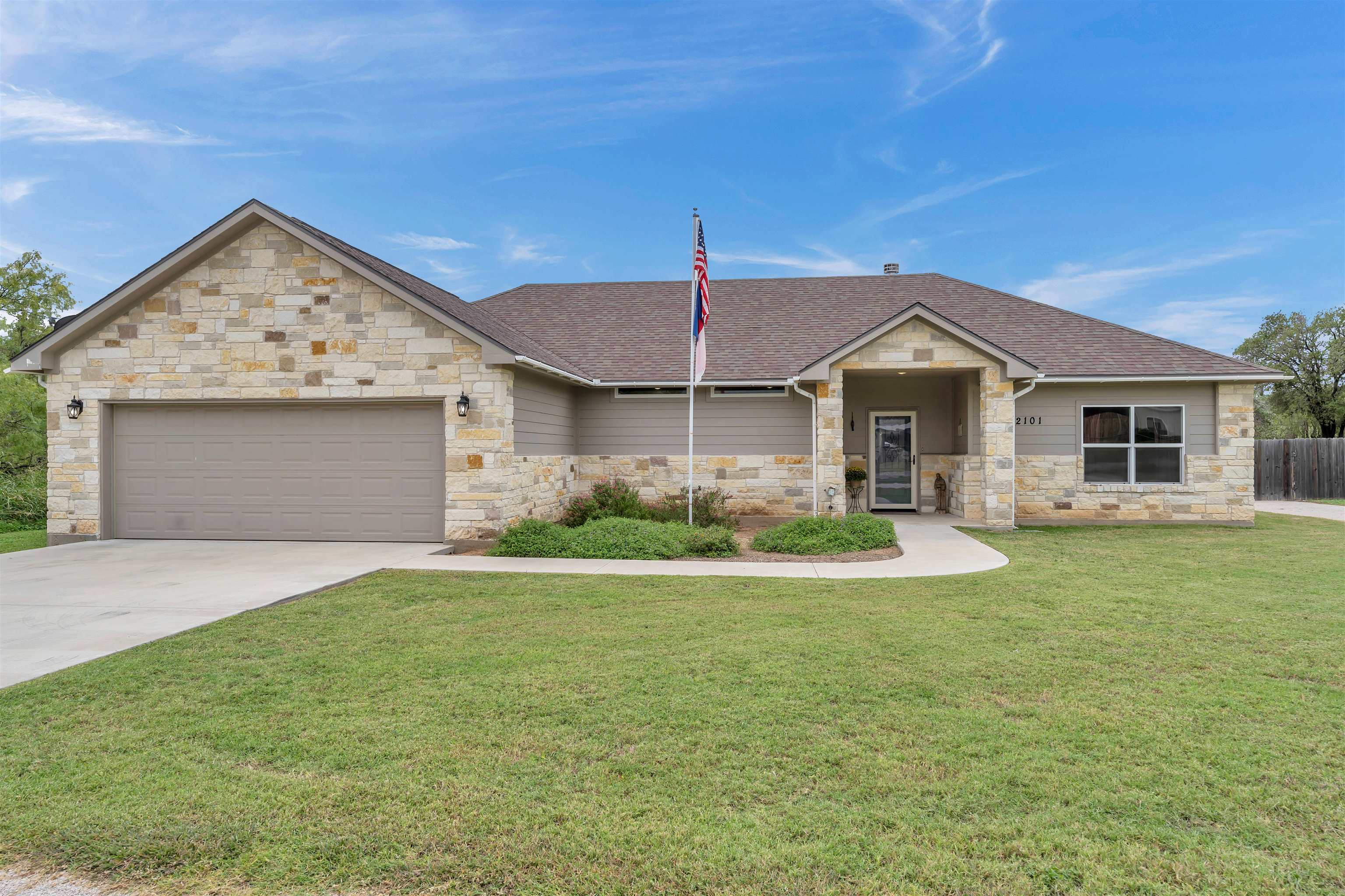 2101 River Oaks Dr. Property Photo 3