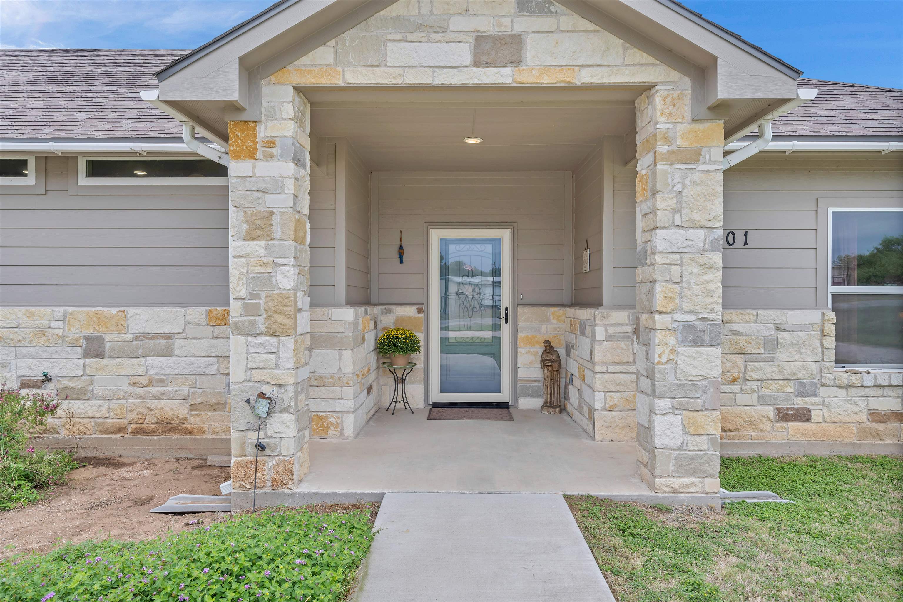 2101 River Oaks Dr. Property Photo 4