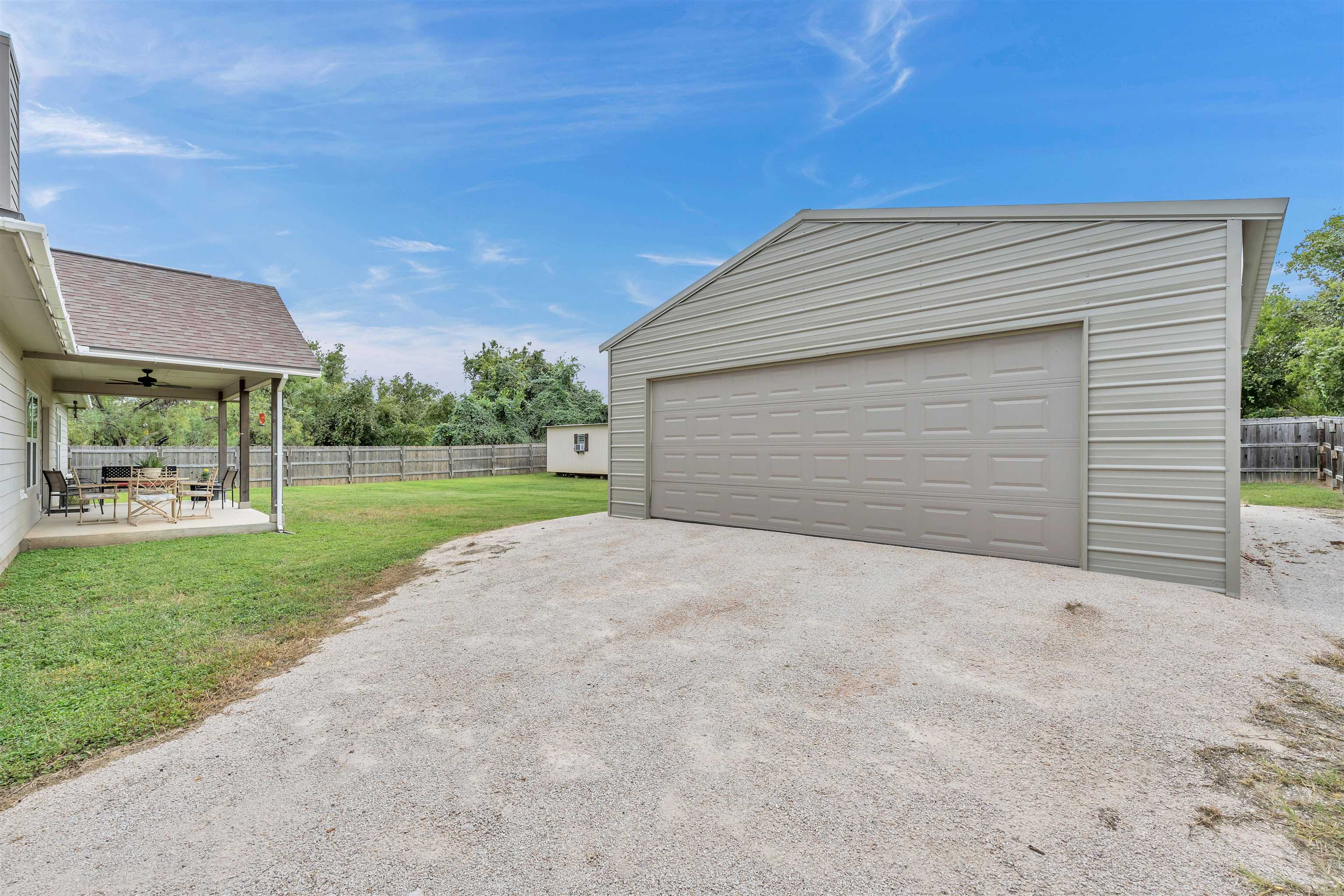 2101 River Oaks Dr. Property Photo 23