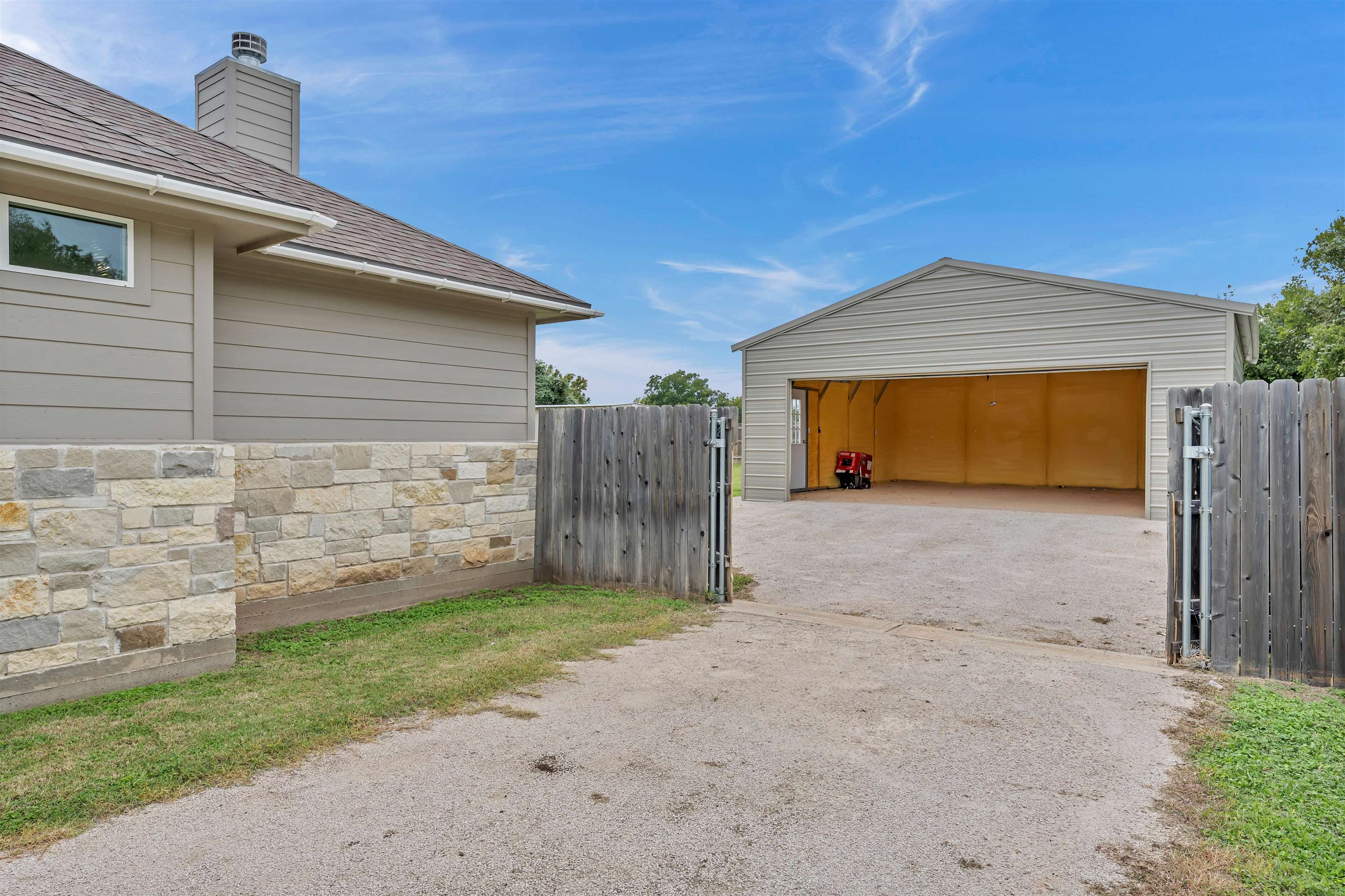 2101 River Oaks Dr. Property Photo 24