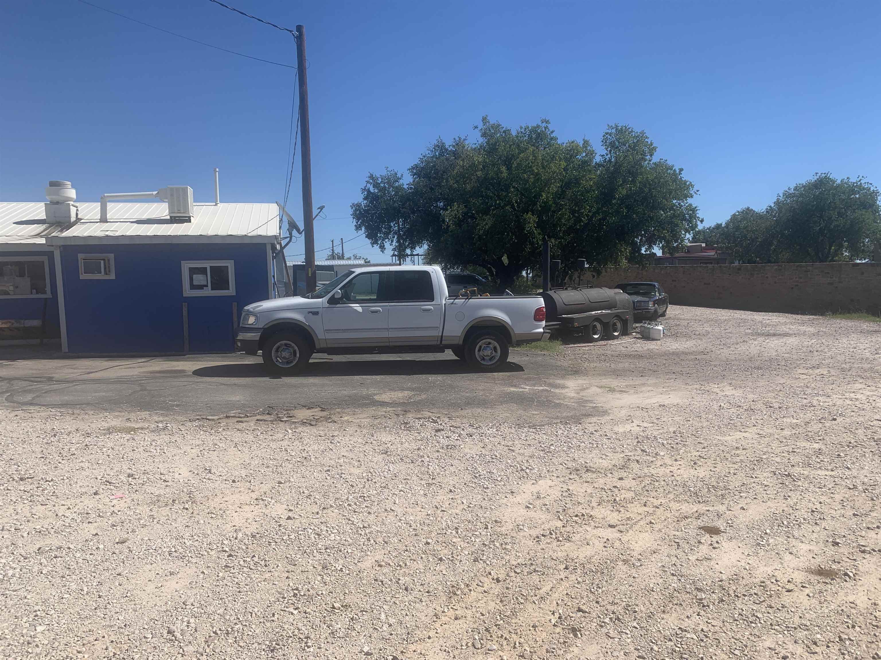 910 W Young Street Property Photo 4