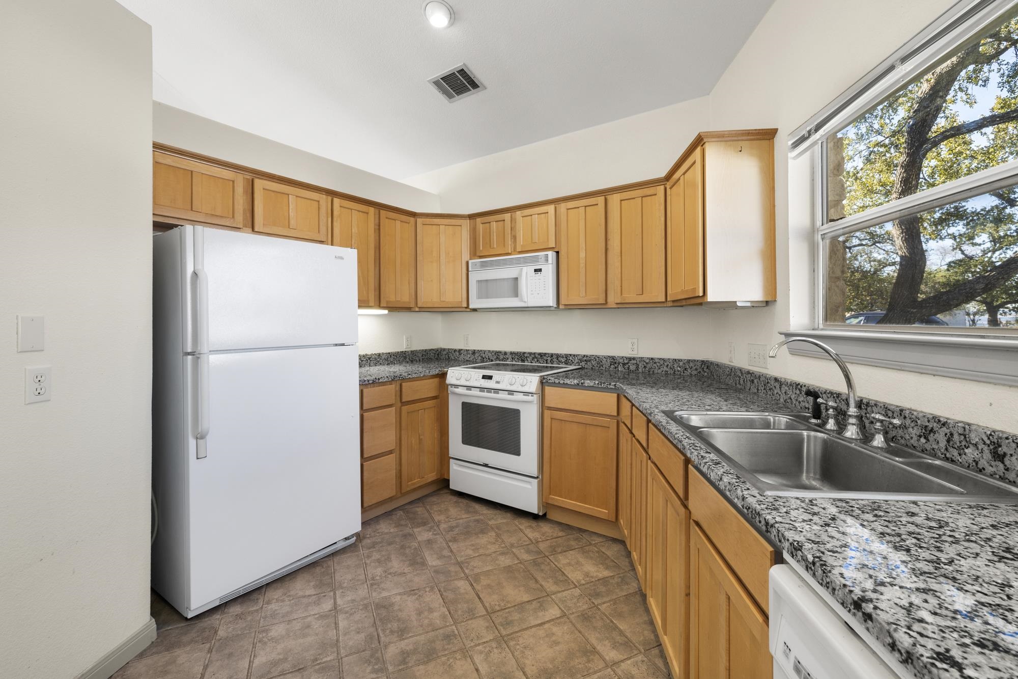 100 Agarita Drive Property Photo 10