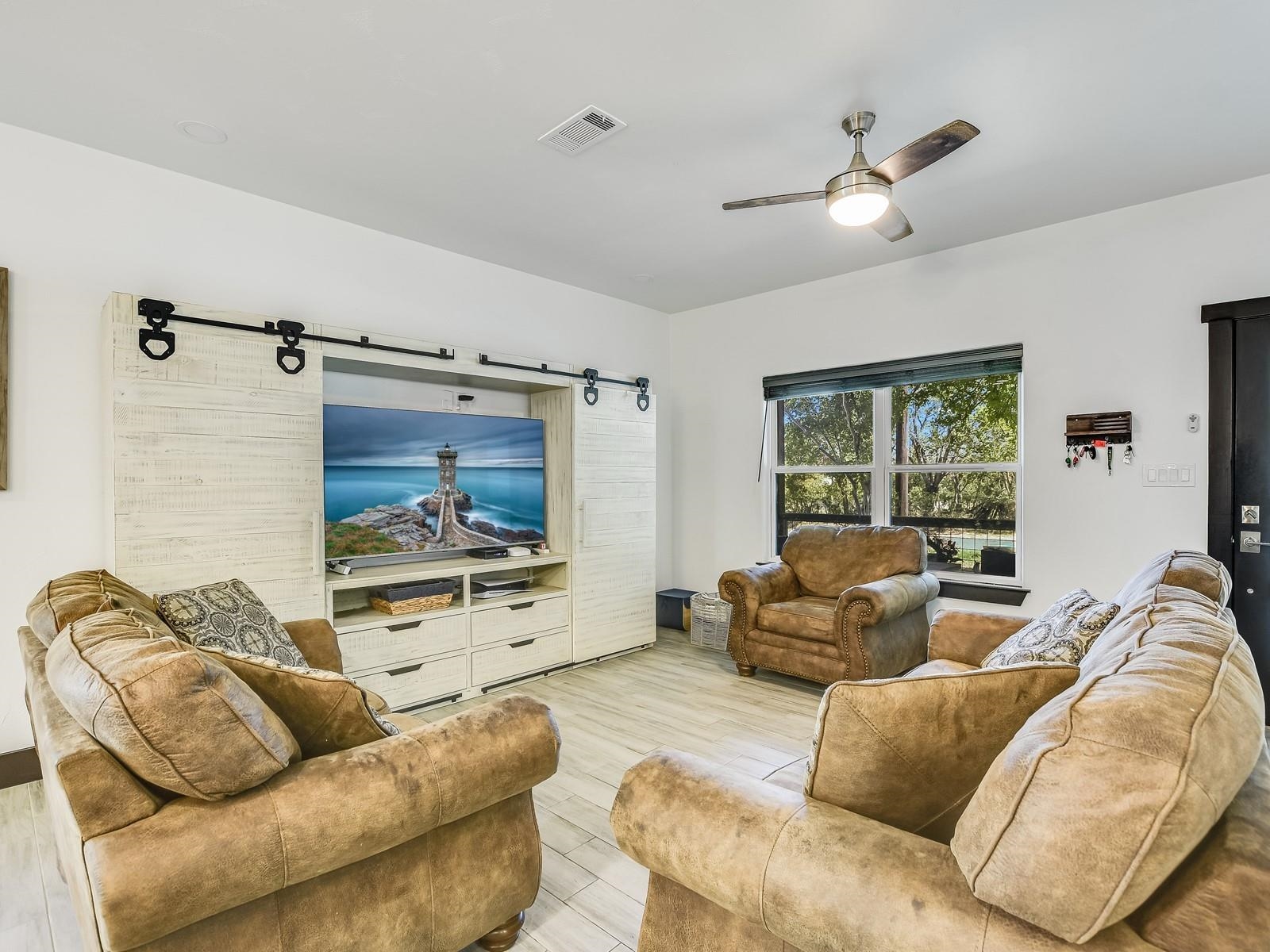 646 Cypress Property Photo 3