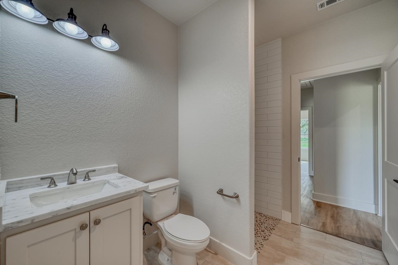 401 Oak Street Property Photo 11