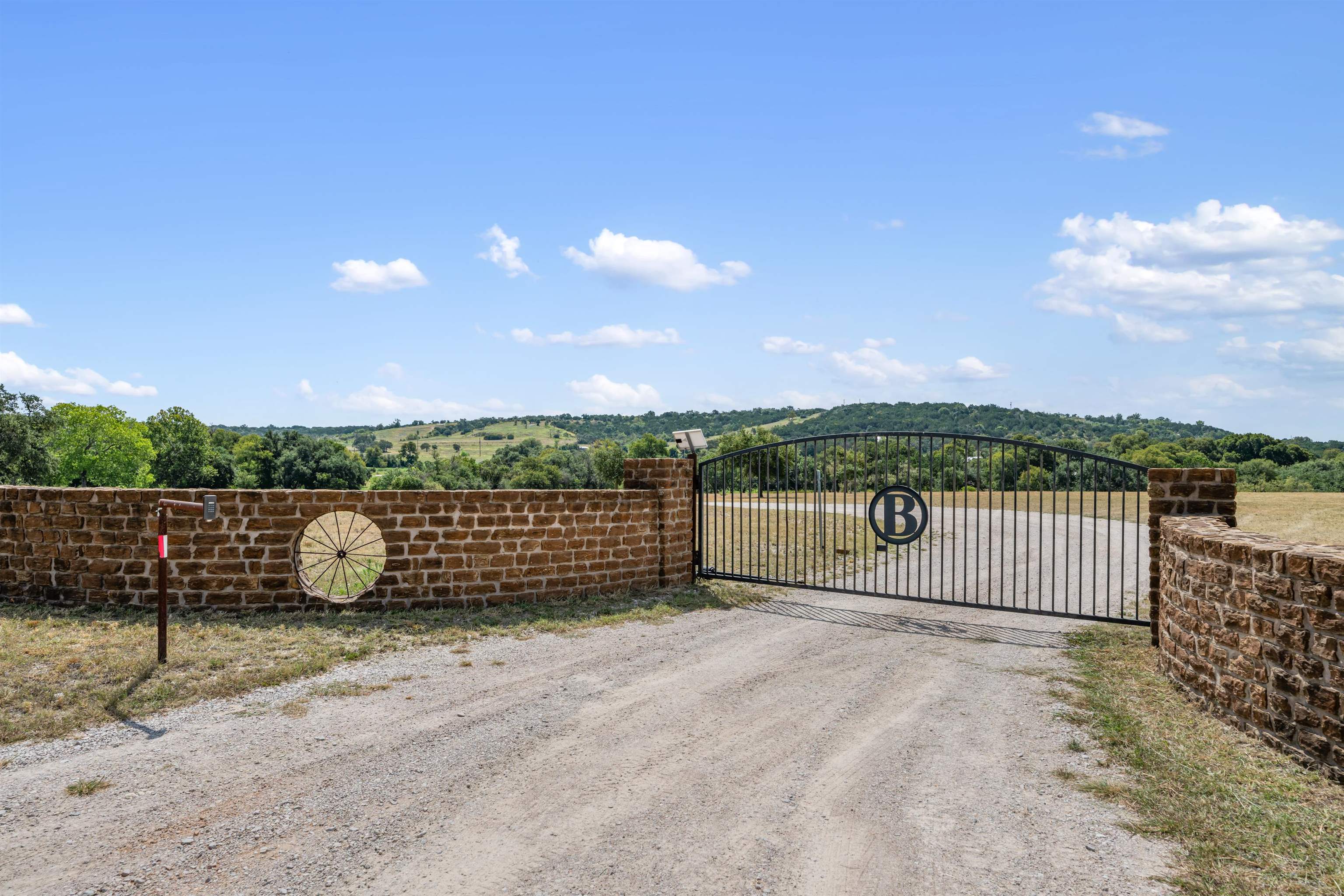 121 Dog Run Property Photo 2