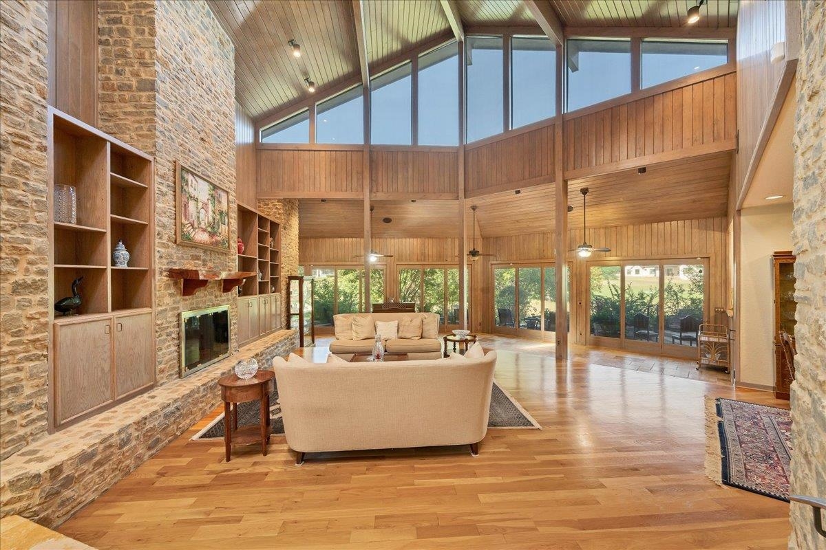 100 Silver Spur Property Photo