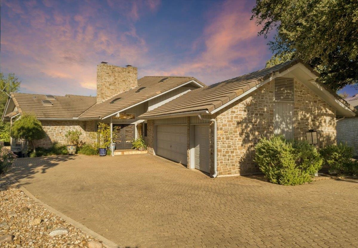 100 Silver Spur Property Photo 3