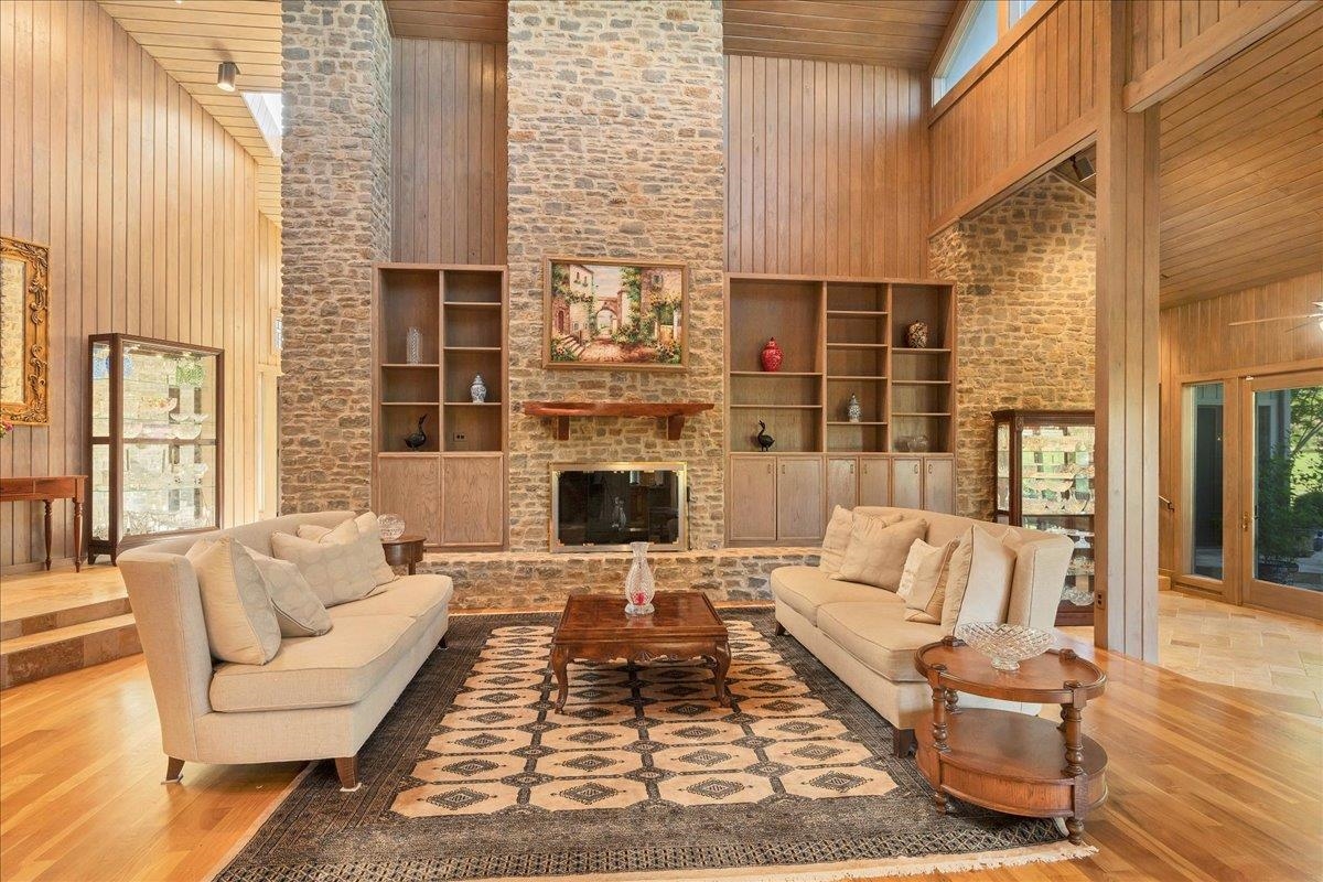 100 Silver Spur Property Photo 8