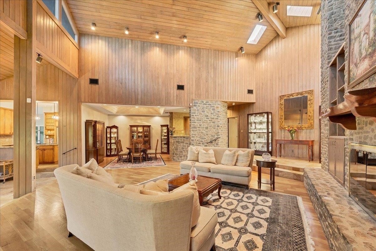 100 Silver Spur Property Photo 9