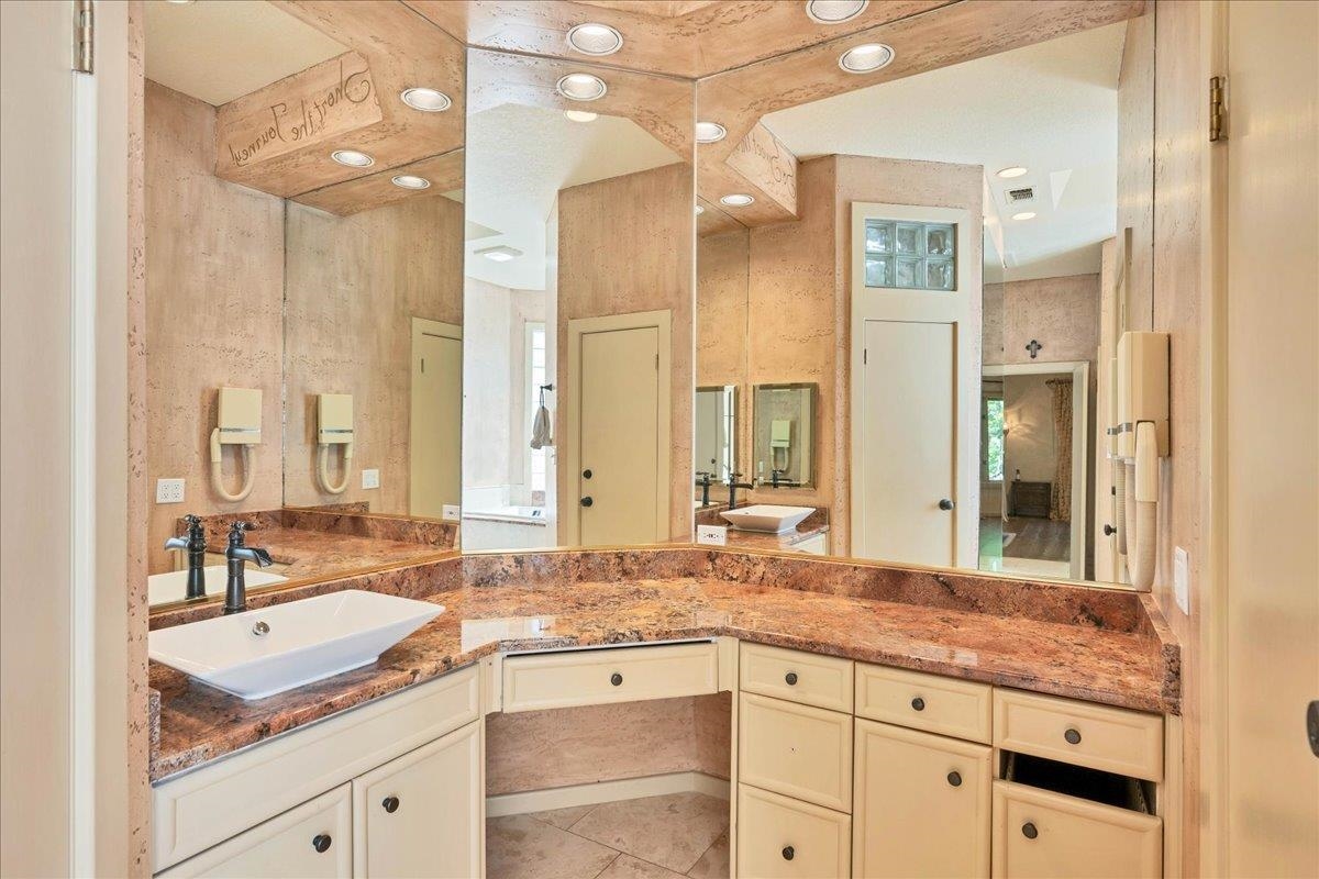 100 Silver Spur Property Photo 22