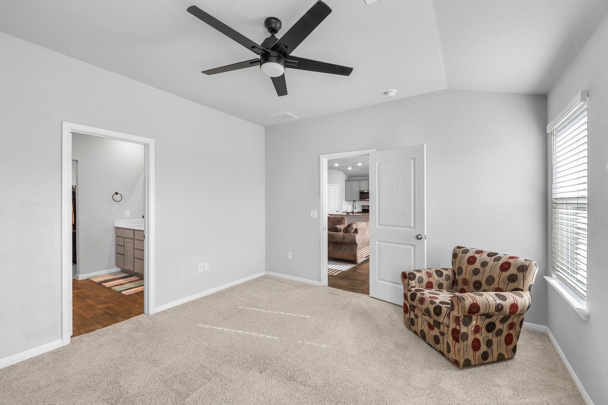 204 Hunter Loop Property Photo 8