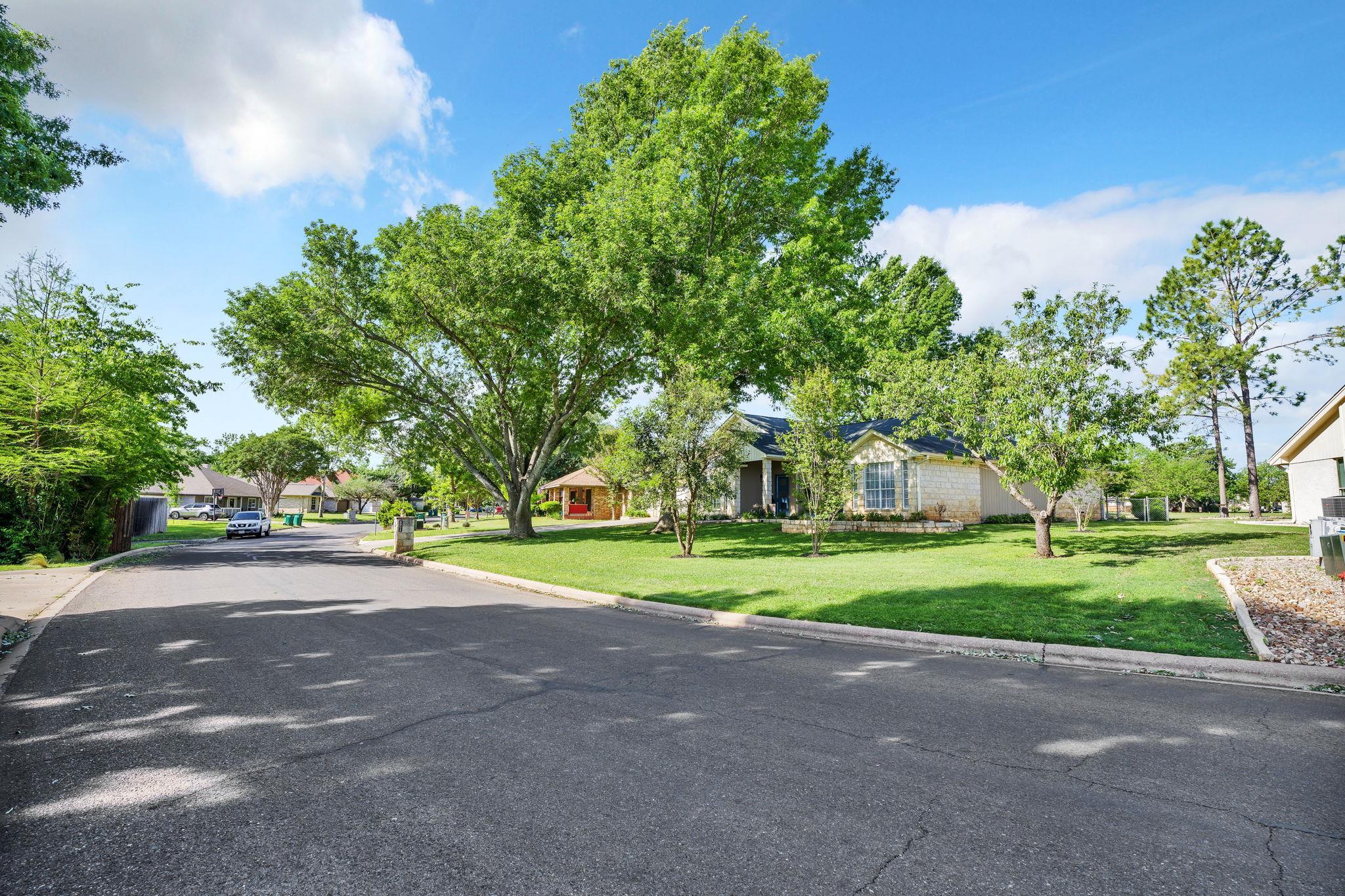 118 Broadmoor Property Photo 1