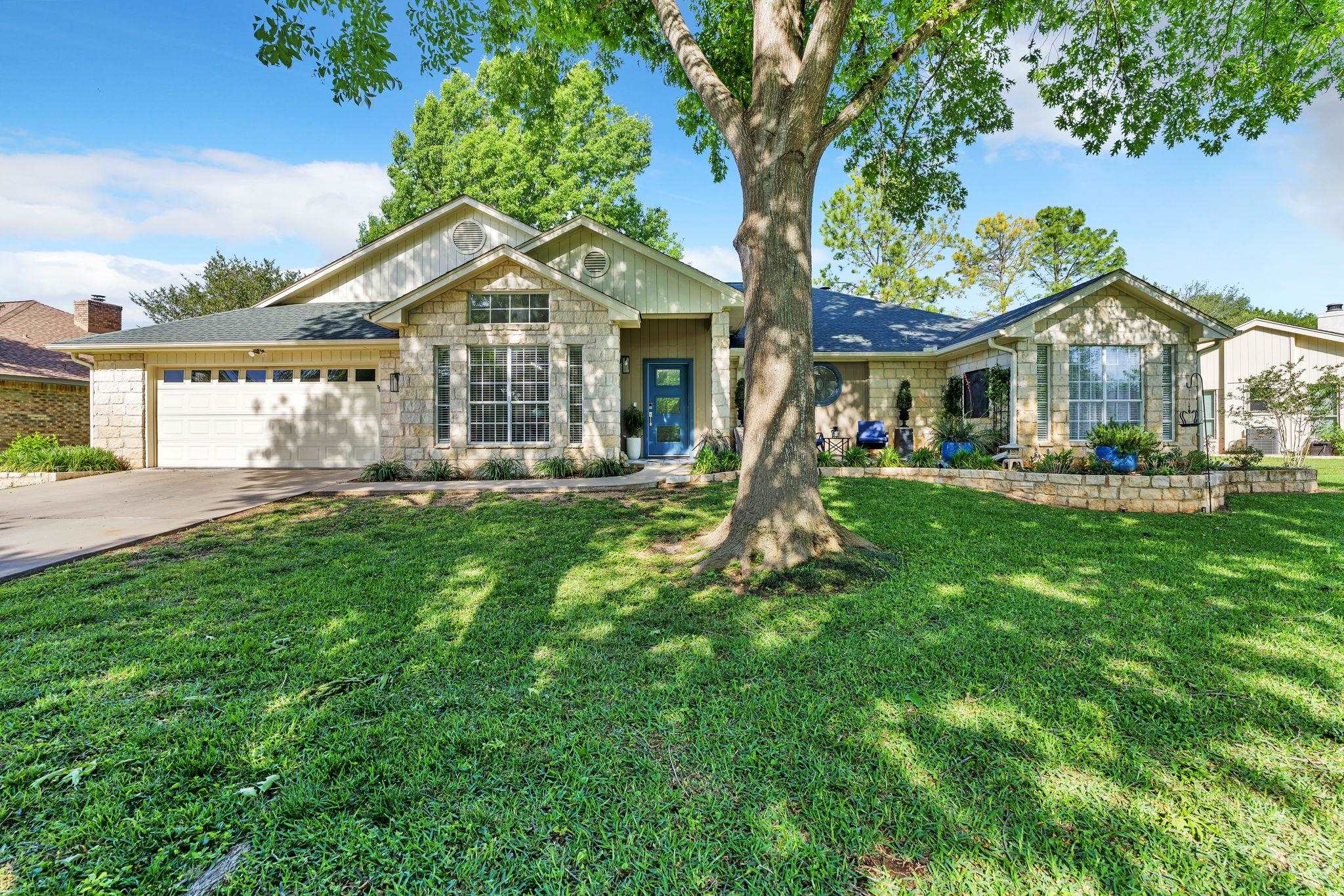 118 Broadmoor Property Photo 2