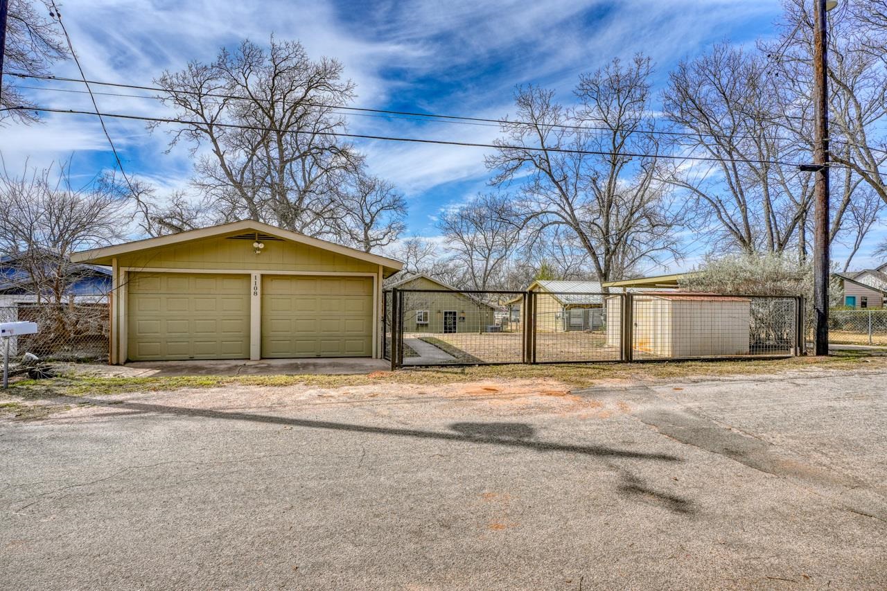 1108 S Lakeside Drive Property Photo 2