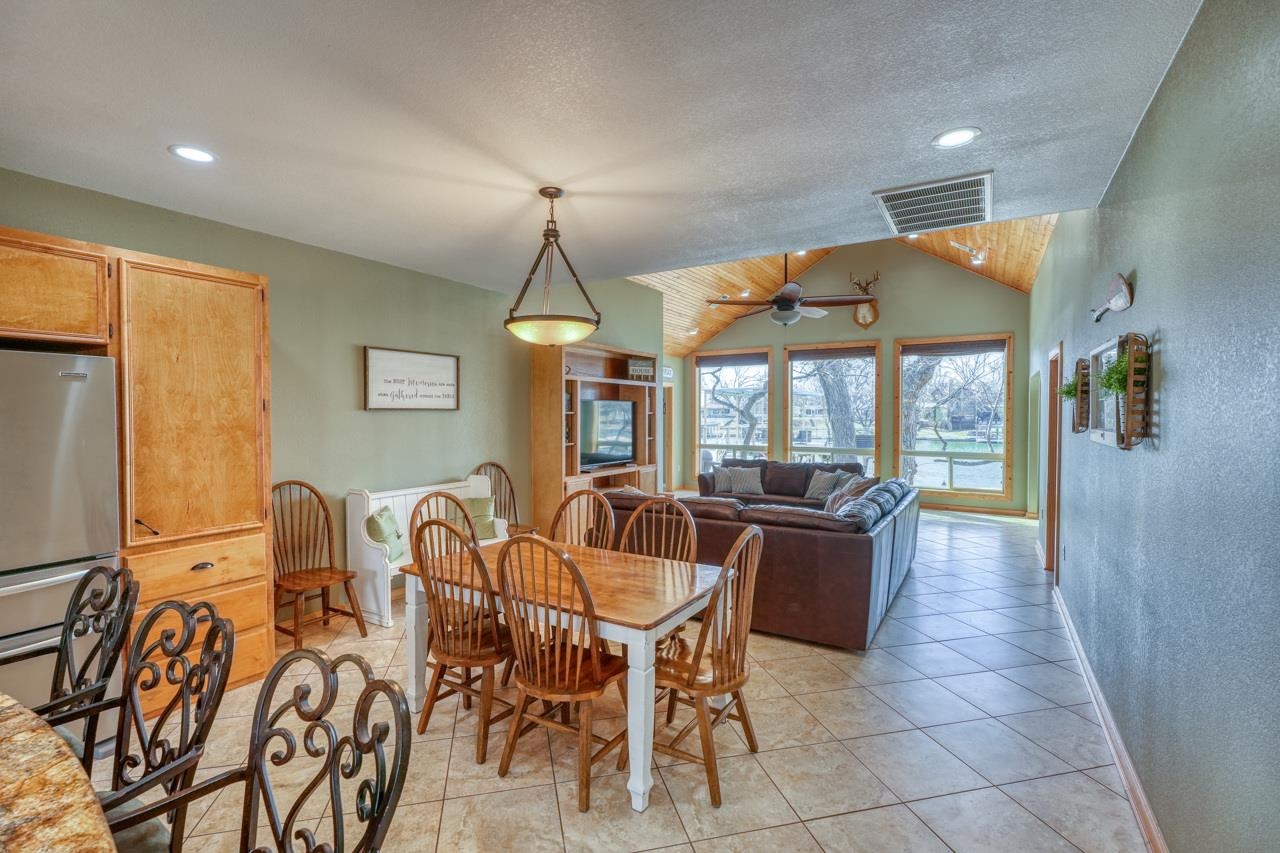 1108 S Lakeside Drive Property Photo 4