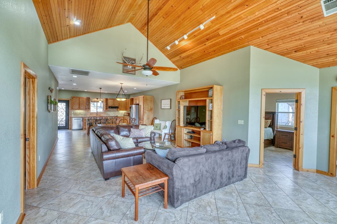 1108 S Lakeside Drive Property Photo 5
