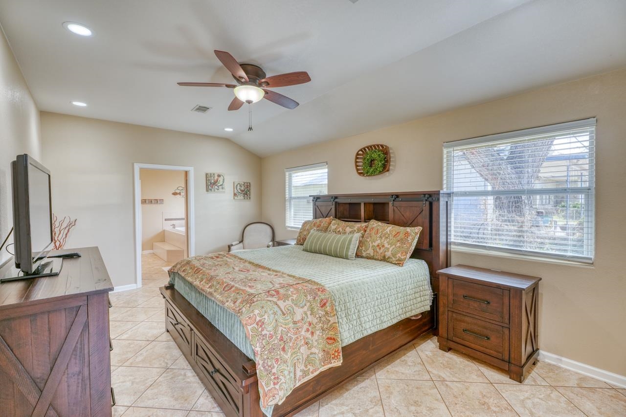 1108 S Lakeside Drive Property Photo 8