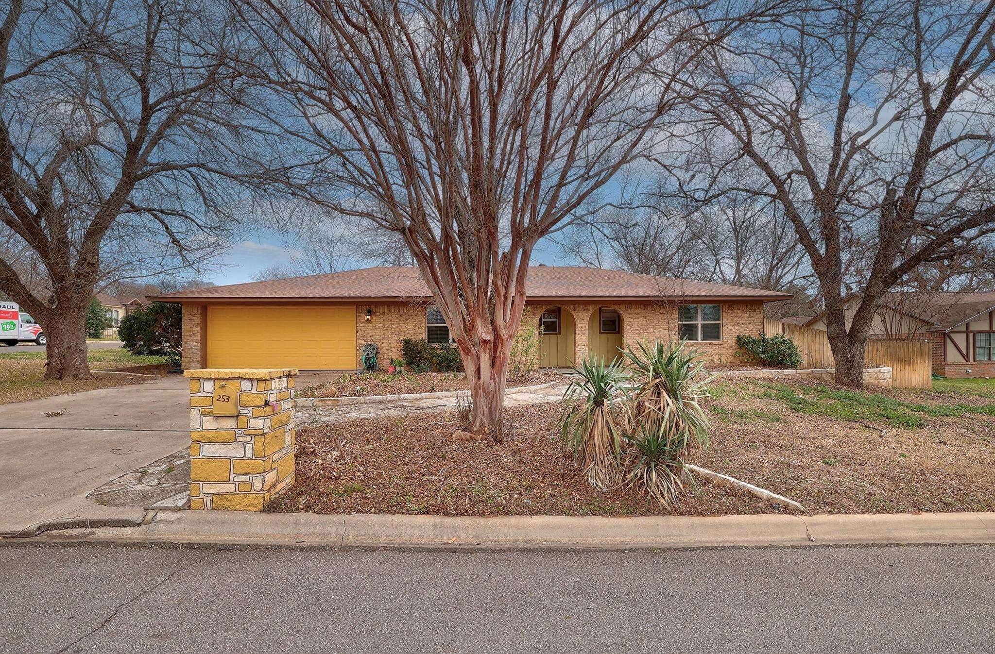 253 Meadowlakes Drive Property Photo
