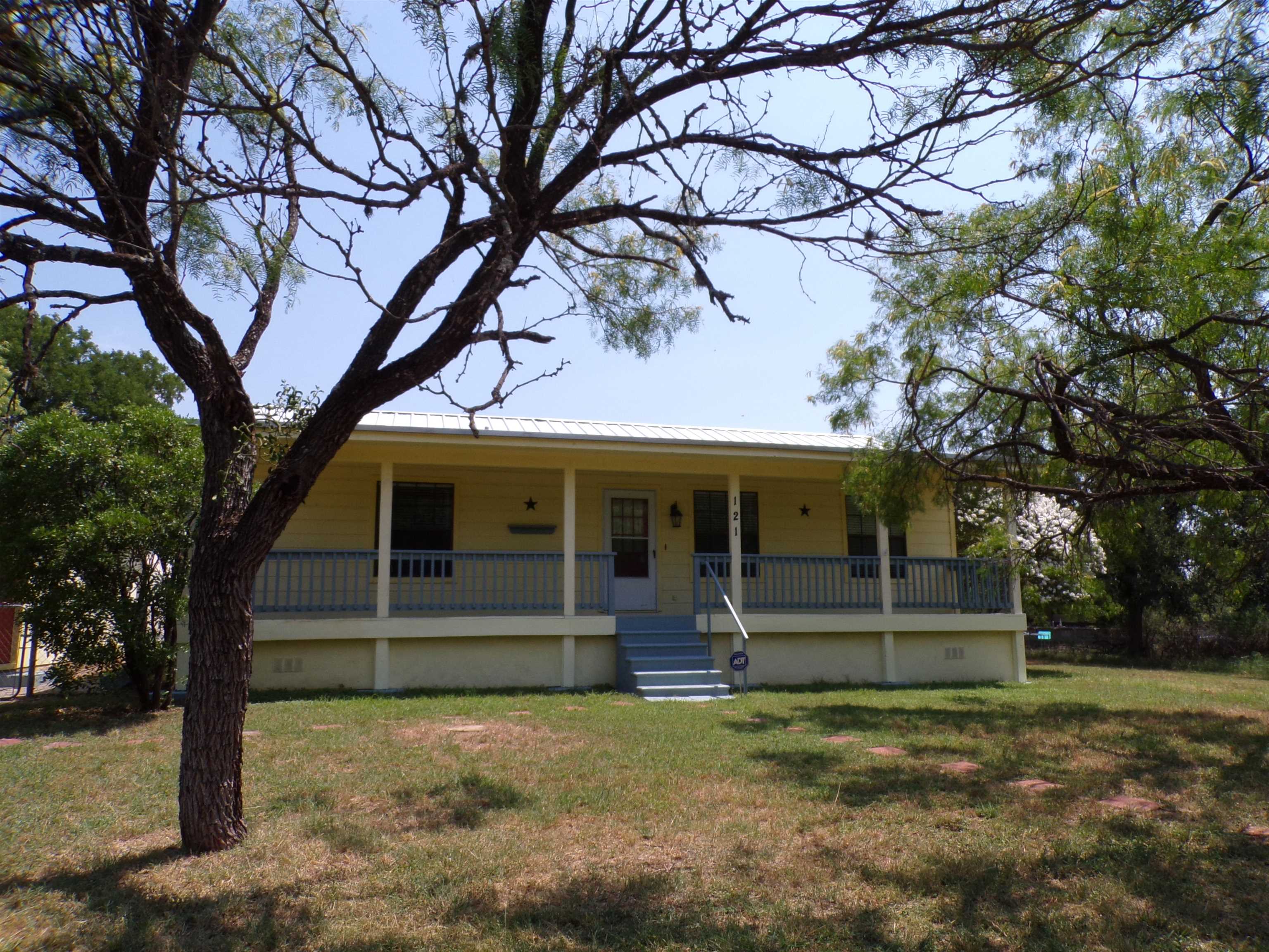121 E Maple Property Photo