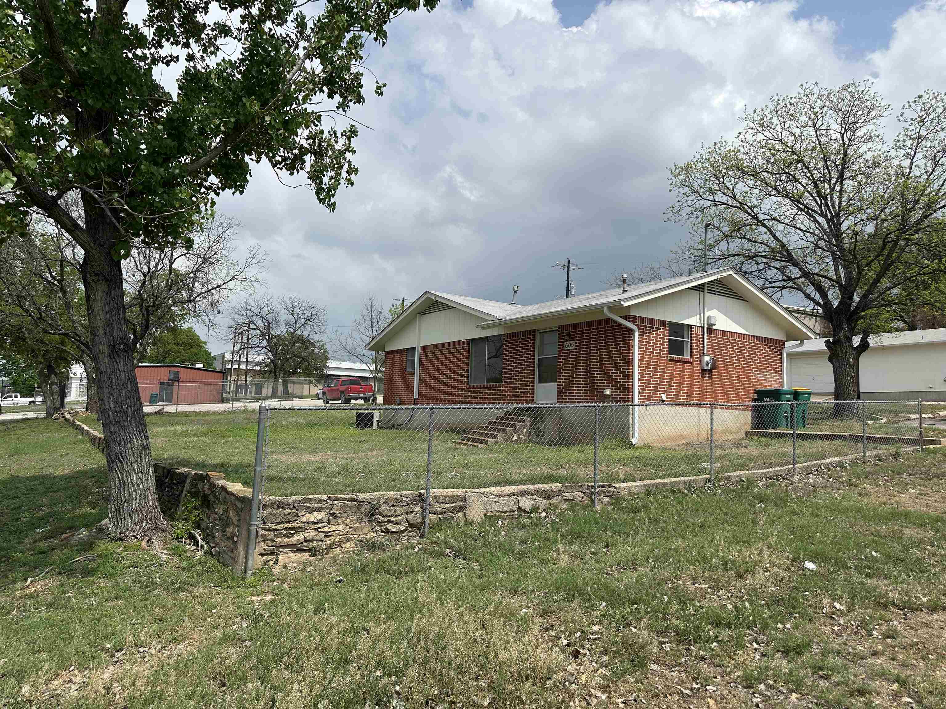 605 Main St Property Photo 1