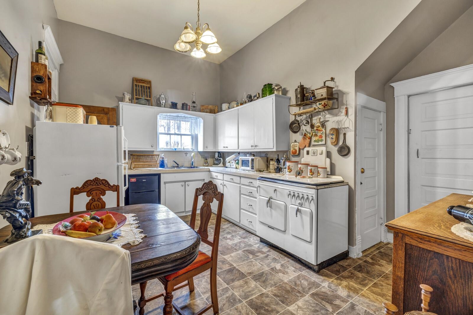 606 S Key Avenue Property Photo 16