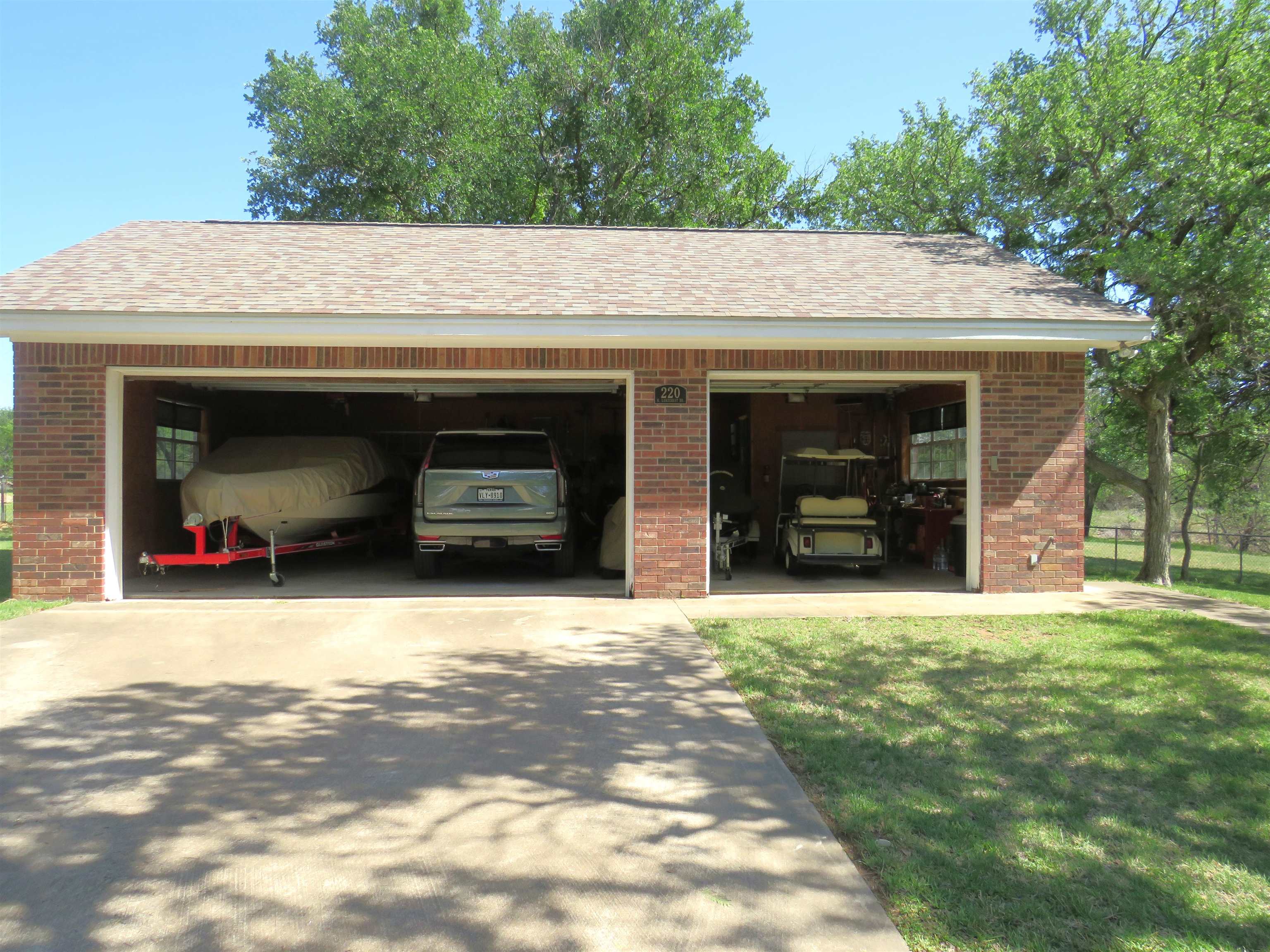 220 W Lakecrest Drive Property Photo 2