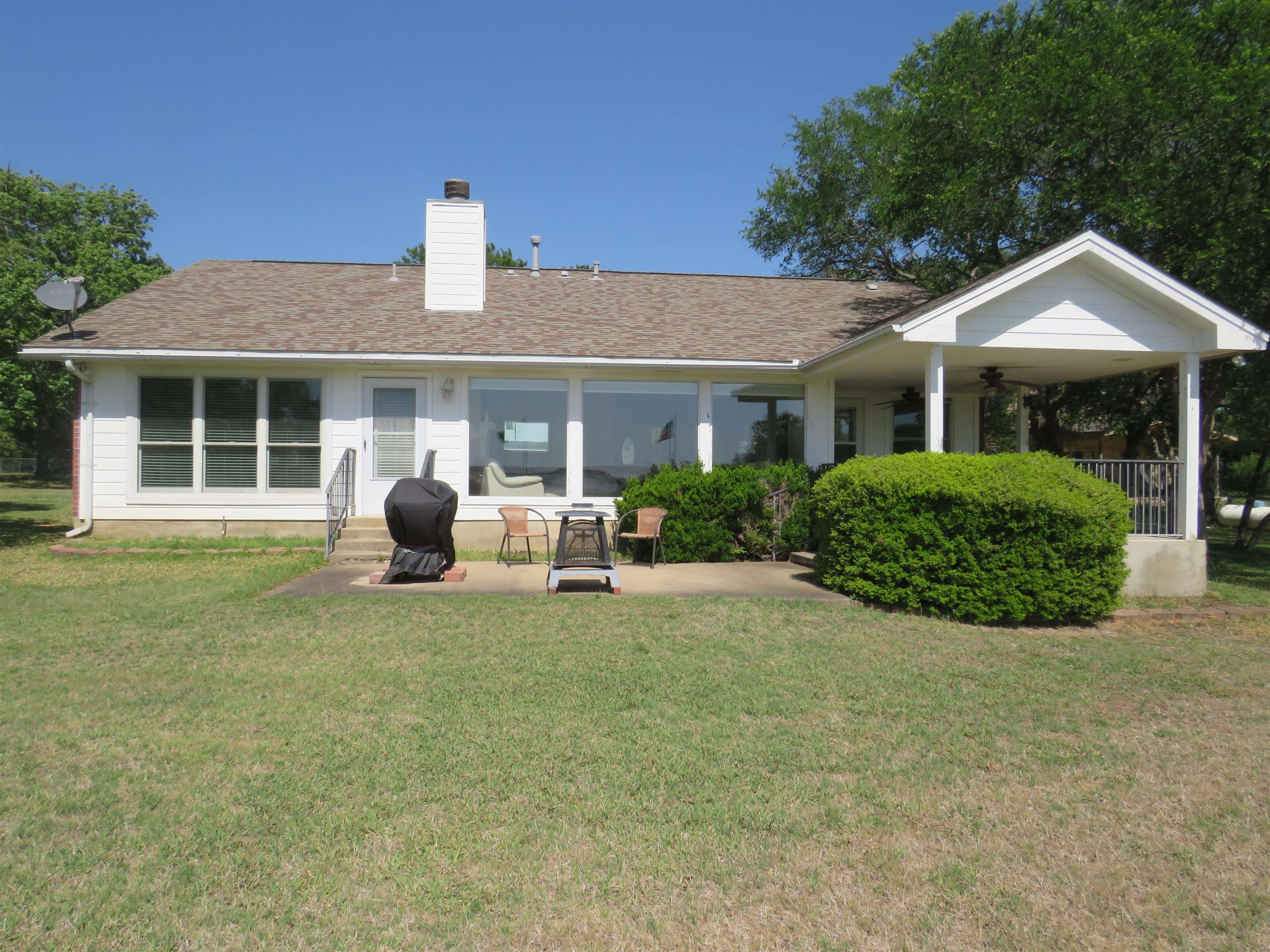 220 W Lakecrest Drive Property Photo 3