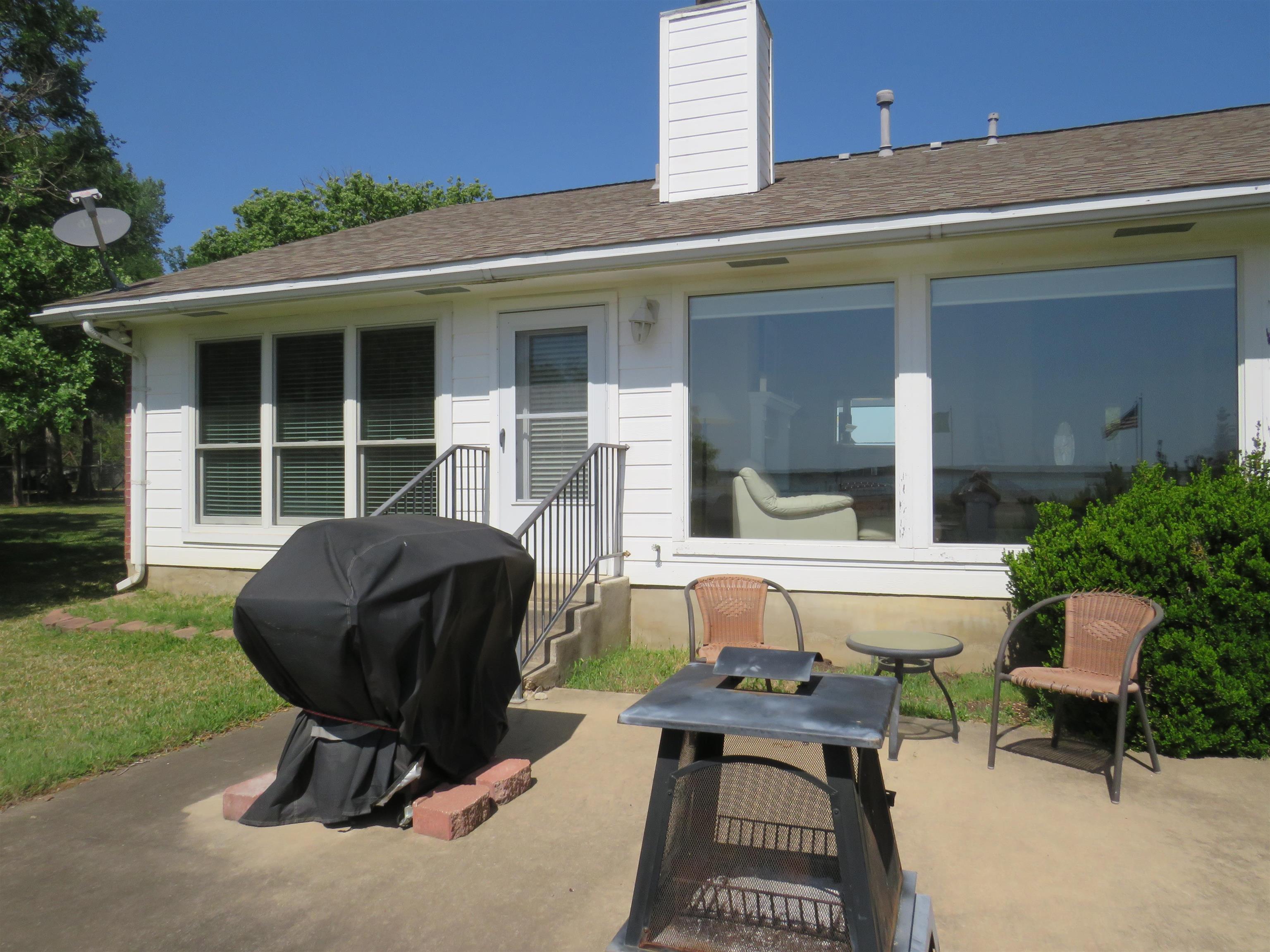 220 W Lakecrest Drive Property Photo 4