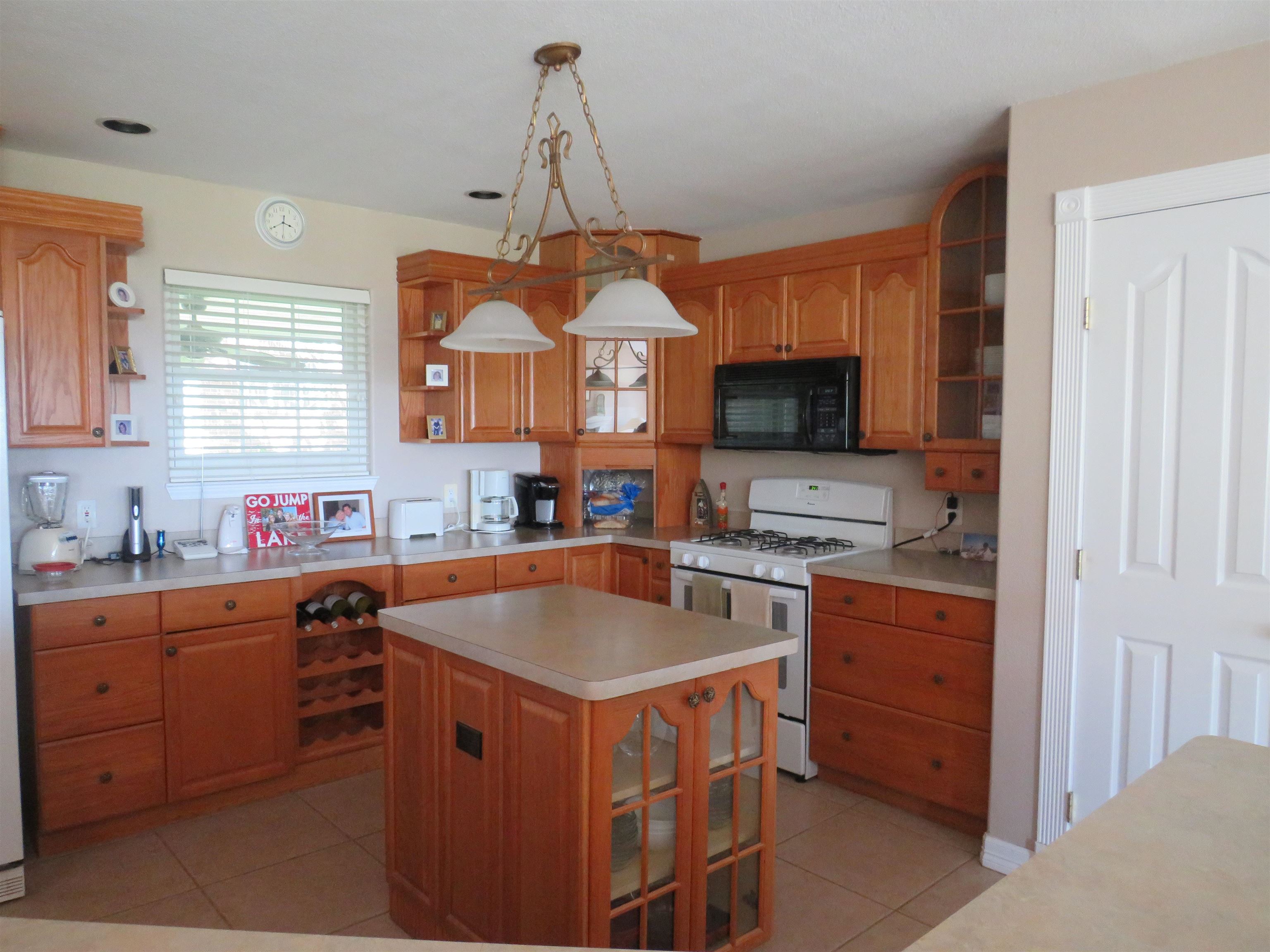 220 W Lakecrest Drive Property Photo 9