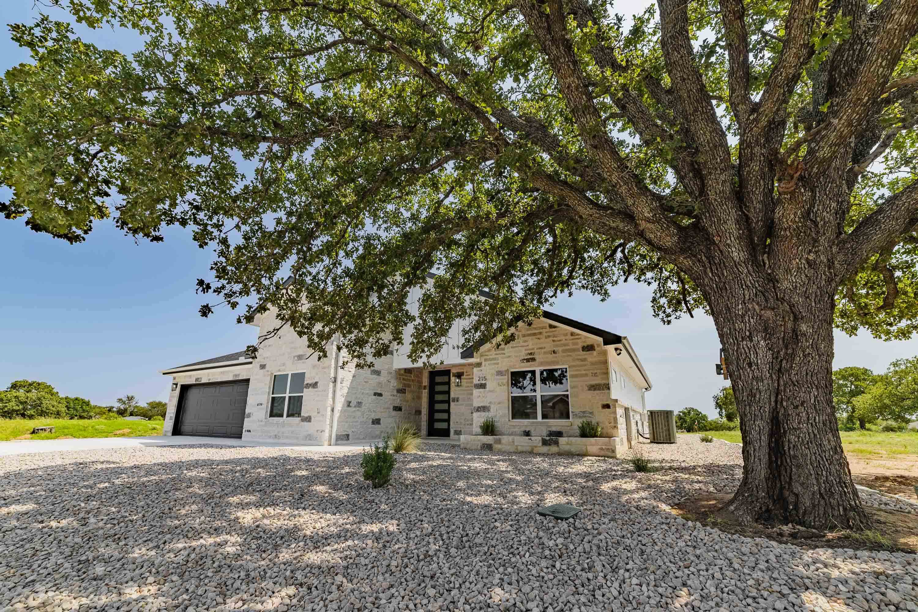 215 Oak Grove Parkway Property Photo 4