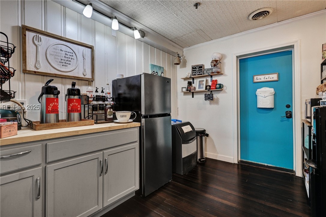 24 Van Horne Avenue Property Photo 6