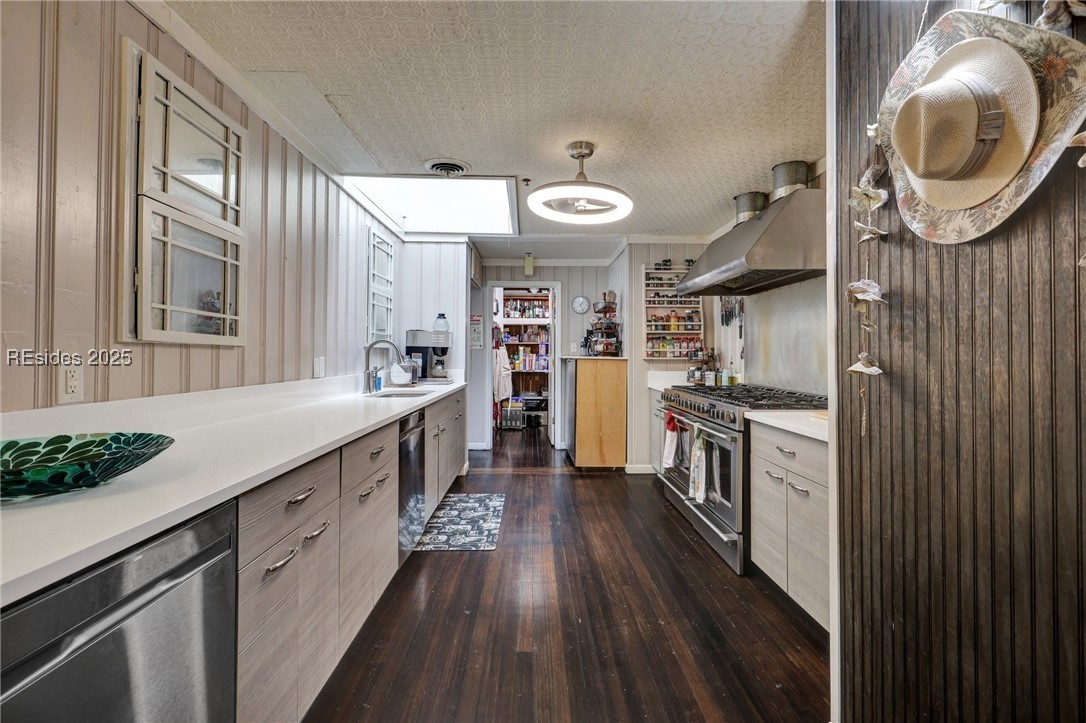 24 Van Horne Avenue Property Photo 7