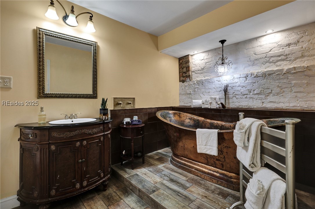 24 Van Horne Avenue Property Photo 12