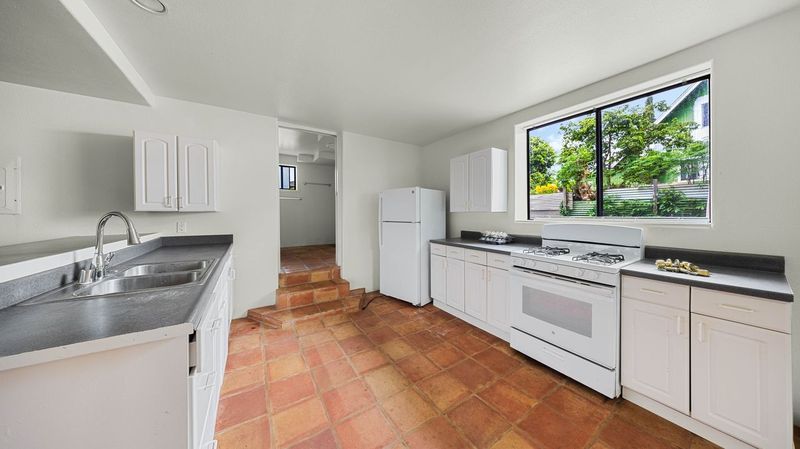 411 Molo St Property Photo 6
