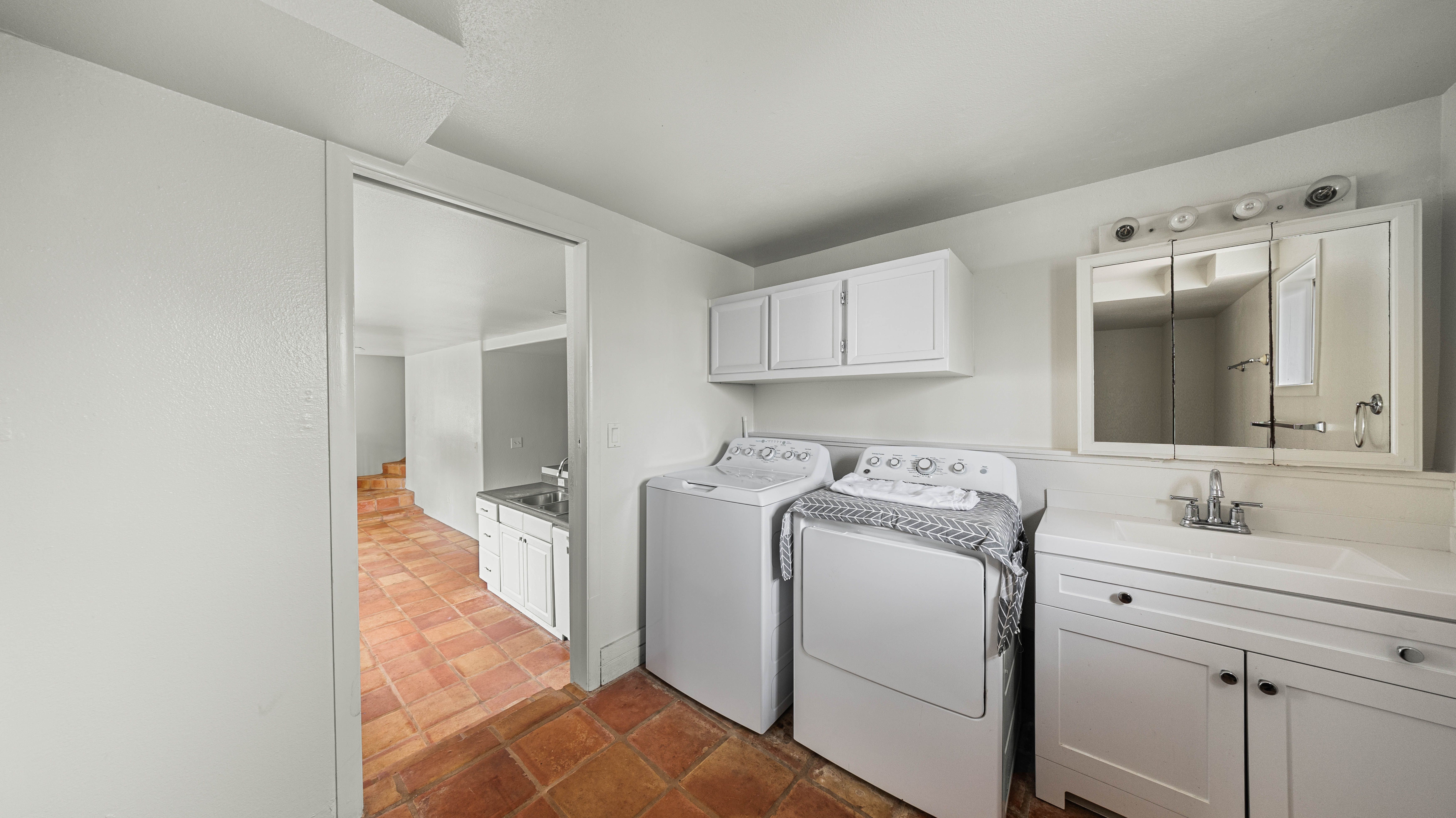 411 Molo St Property Photo 13