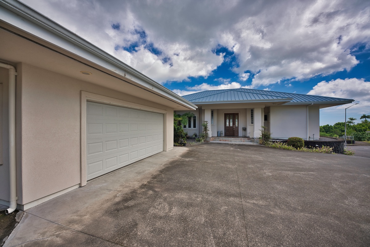 1055 Kikau Pl Property Photo 3