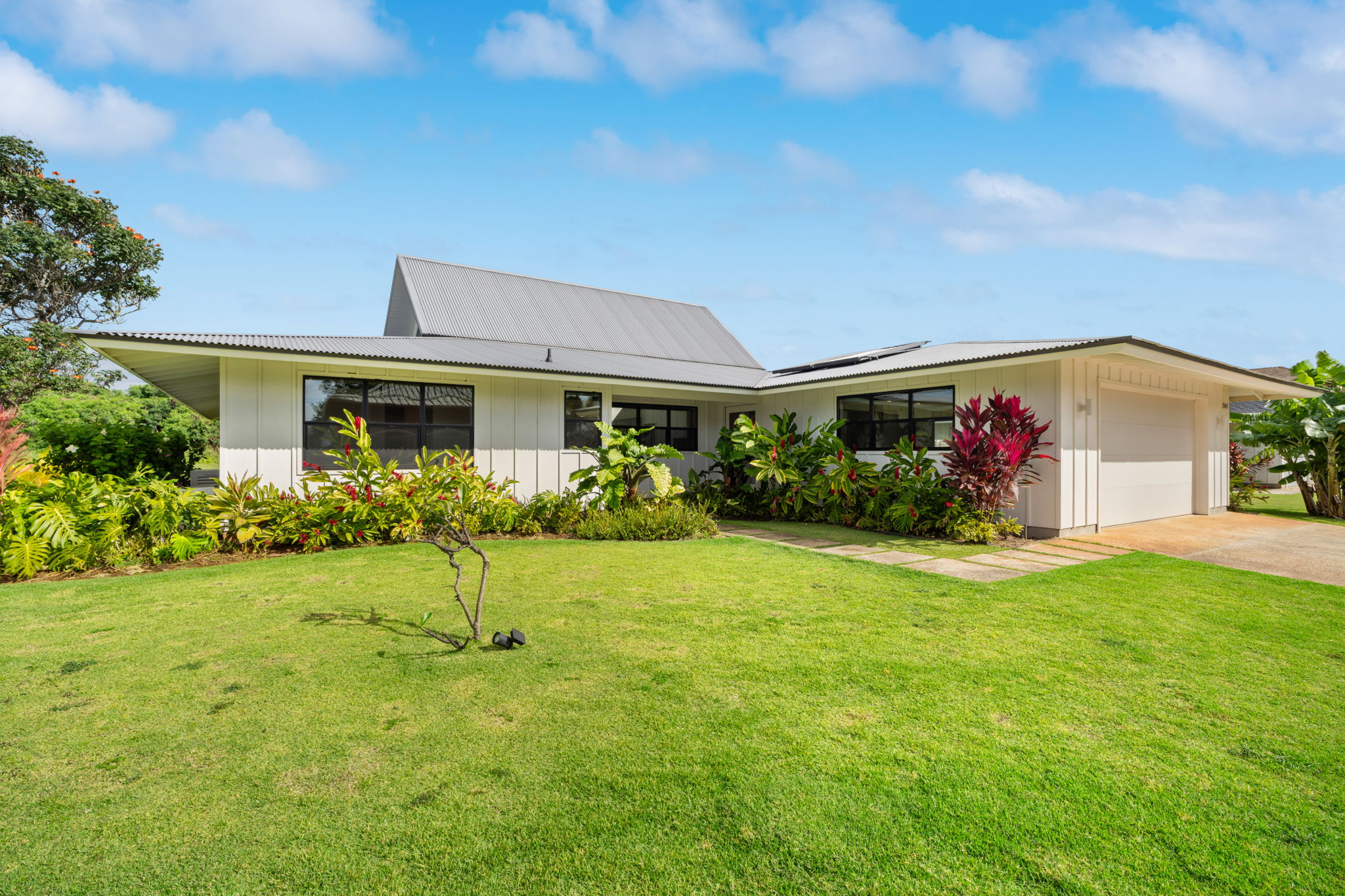 2944 Kolepa St Property Photo 4