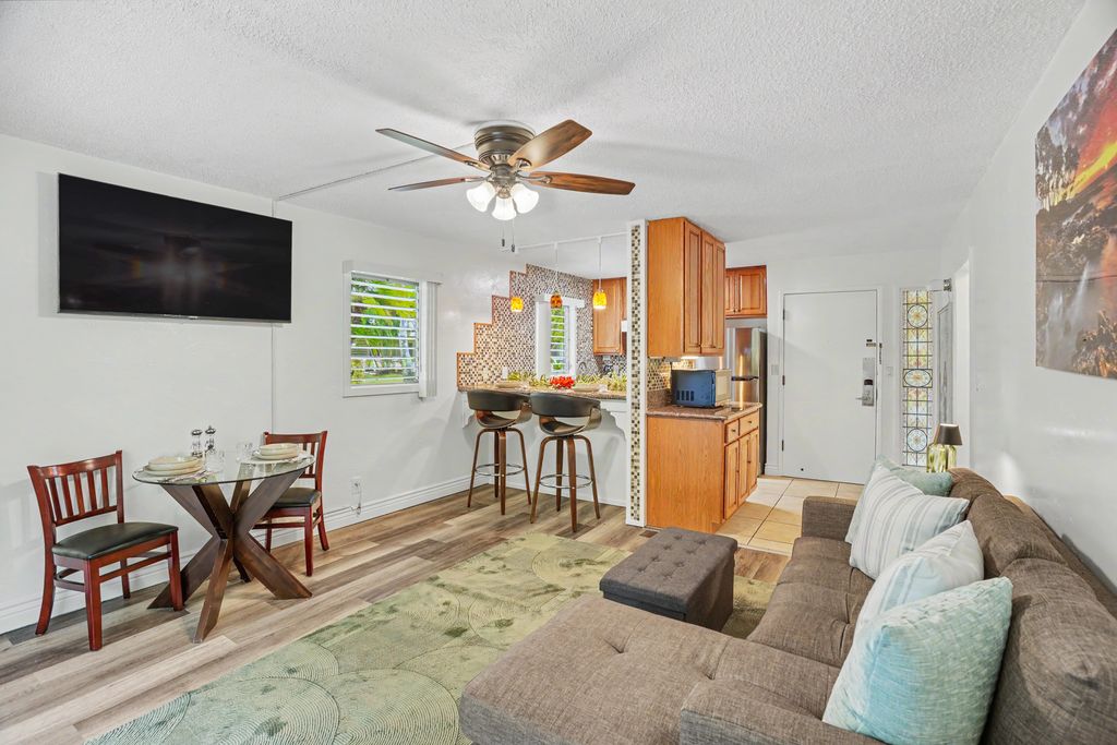 525 Aleka Lp B8 Property Photo 3