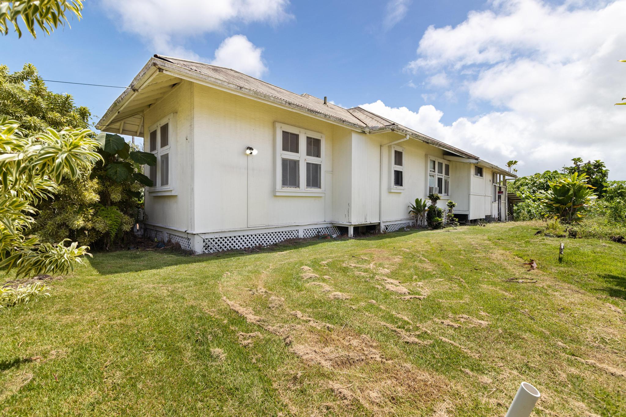 1735 Kinoole St Property Photo 8