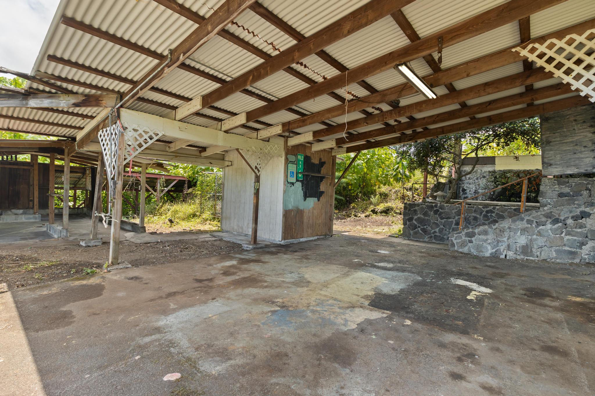 1735 Kinoole St Property Photo 9
