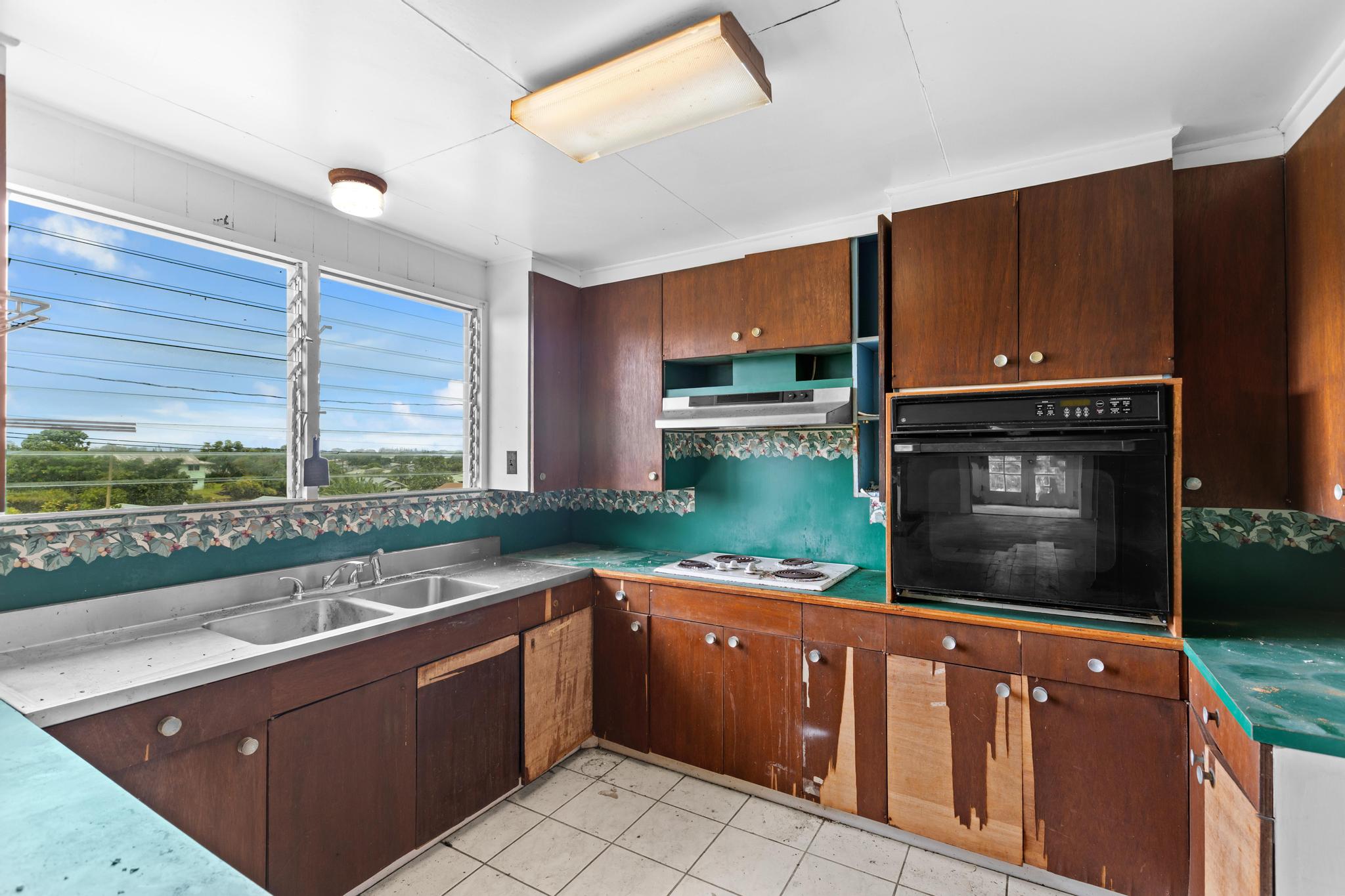 1735 Kinoole St Property Photo 14