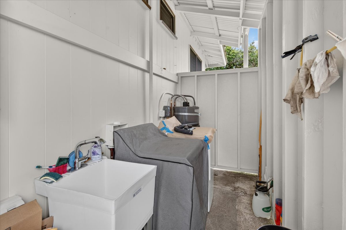 2098 Kinoole St Property Photo 6