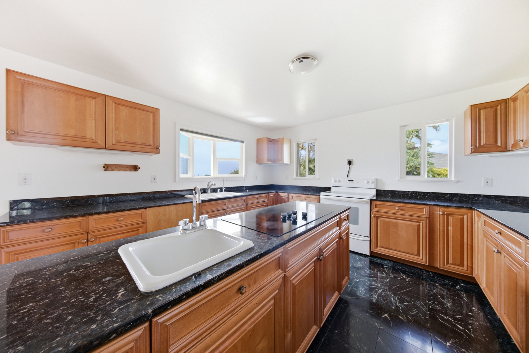 3144-b Unahe St Property Photo 11