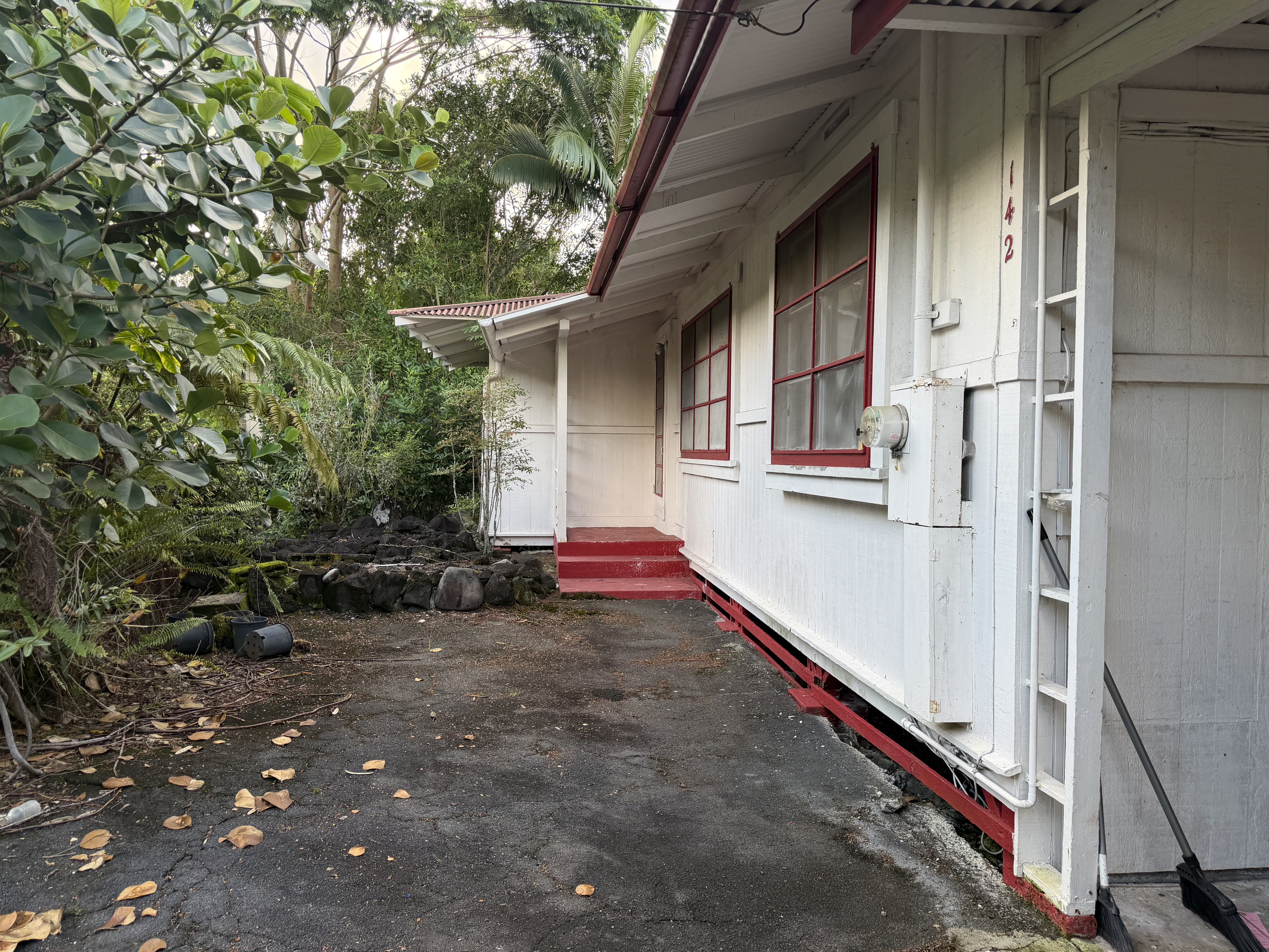 142 Palani St Property Photo 3